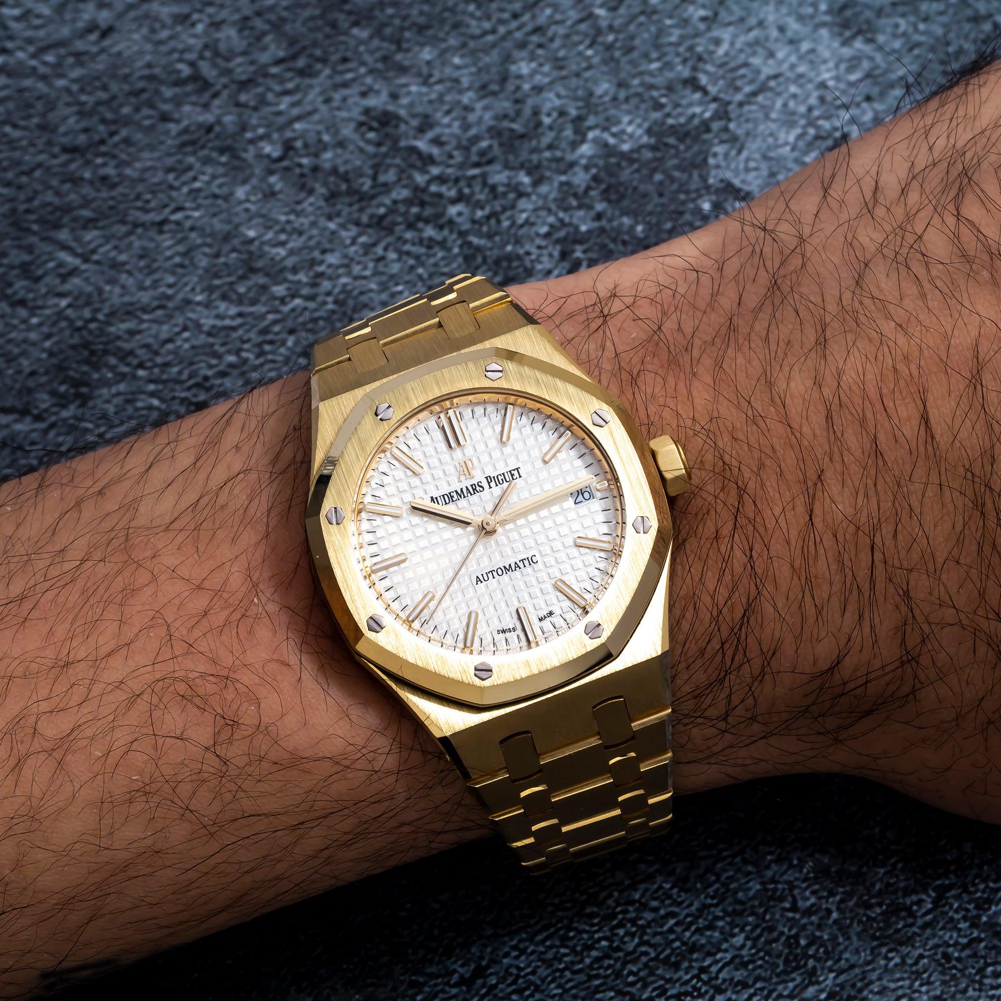 Audemars Piguet Royal Oak Selfwinding 37MM 
15450BA.OO.1256BA.01 Silver Dial Yellow Gold Bezel 18K Yellow Gold Bracelet