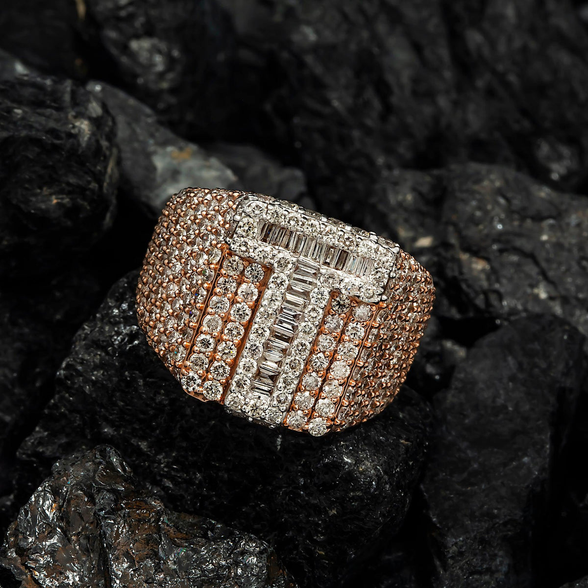 10K GOLD TWO TONE BAGUETTE AND ROUND DIAMOND INITIAL LETTER T SHAPE STATEMENT RING 5.76 CT