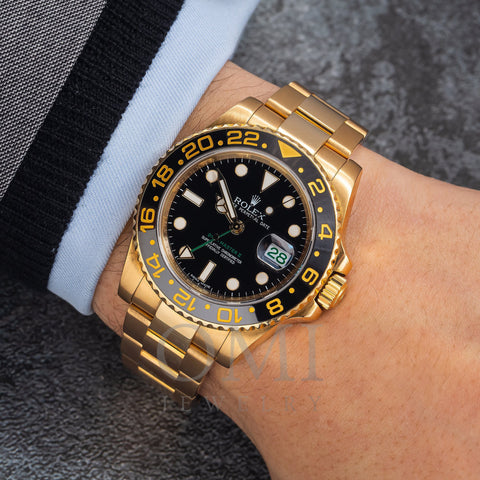 lysere F.Kr. Frastødende Rolex GMT Master II 116718 40MM Black Dial With Yellow Gold Oyster Bra -  OMI Jewelry