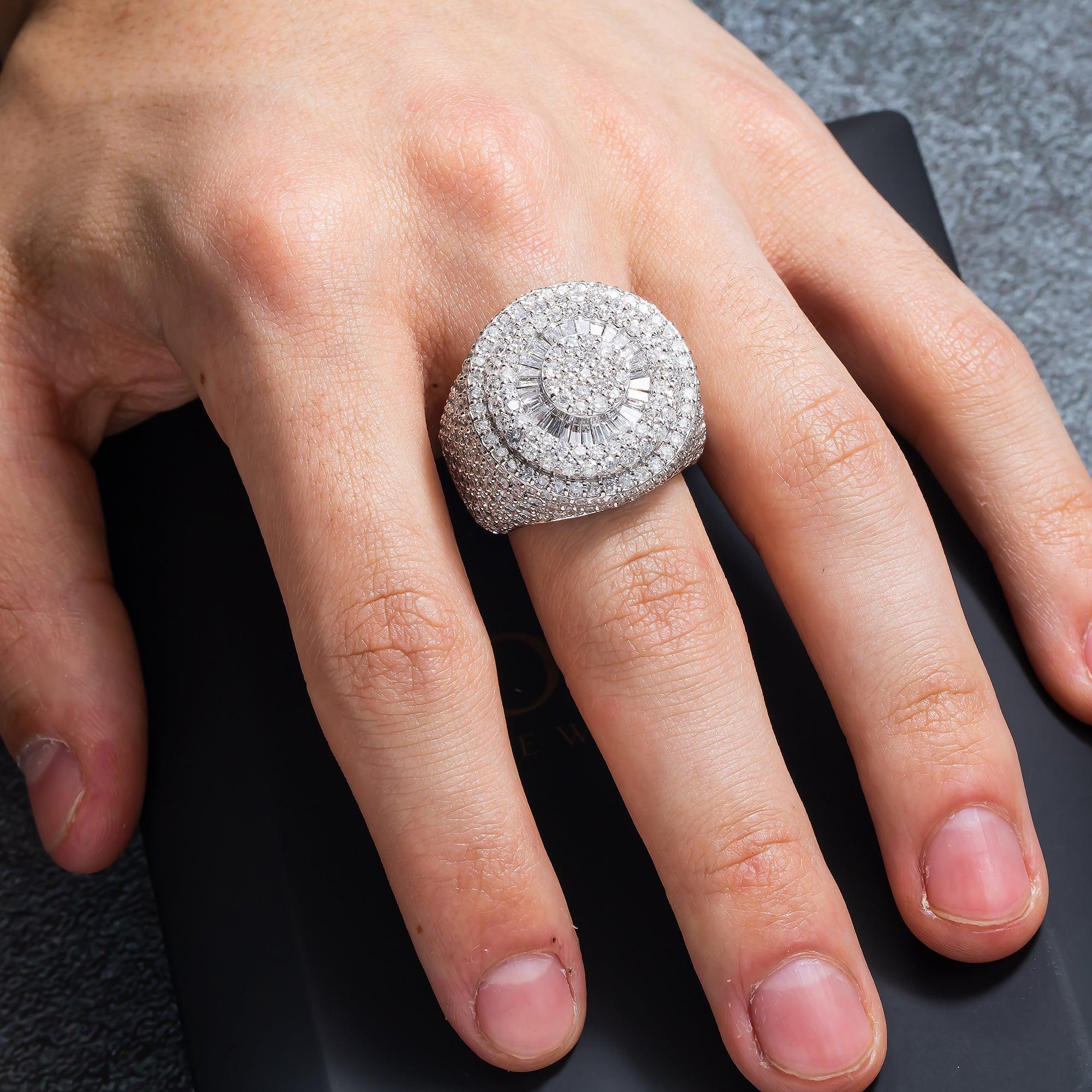 10K GOLD BAGUETTE AND ROUND CLUSTER DIAMOND RING 8.75 CT