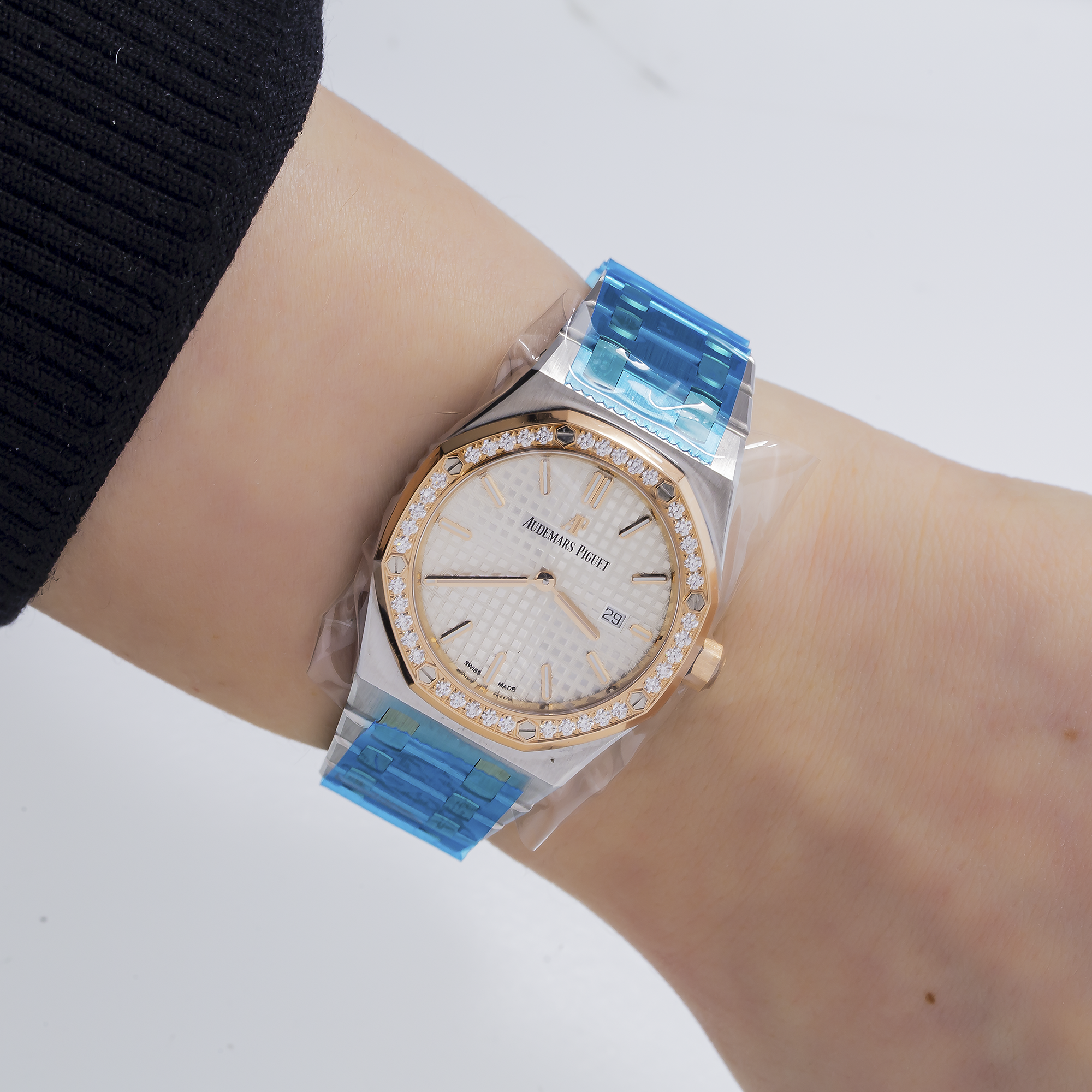 Audemars Piguet Royal Oak 33MM 67651SR.ZZ1261SR.01 Silver Dial Diamond Bezel Two Tone Rose Gold Bracelet