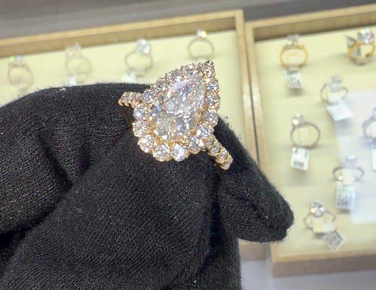 Vs diamond ring 2.10 ct center lab 14kt yellow gold