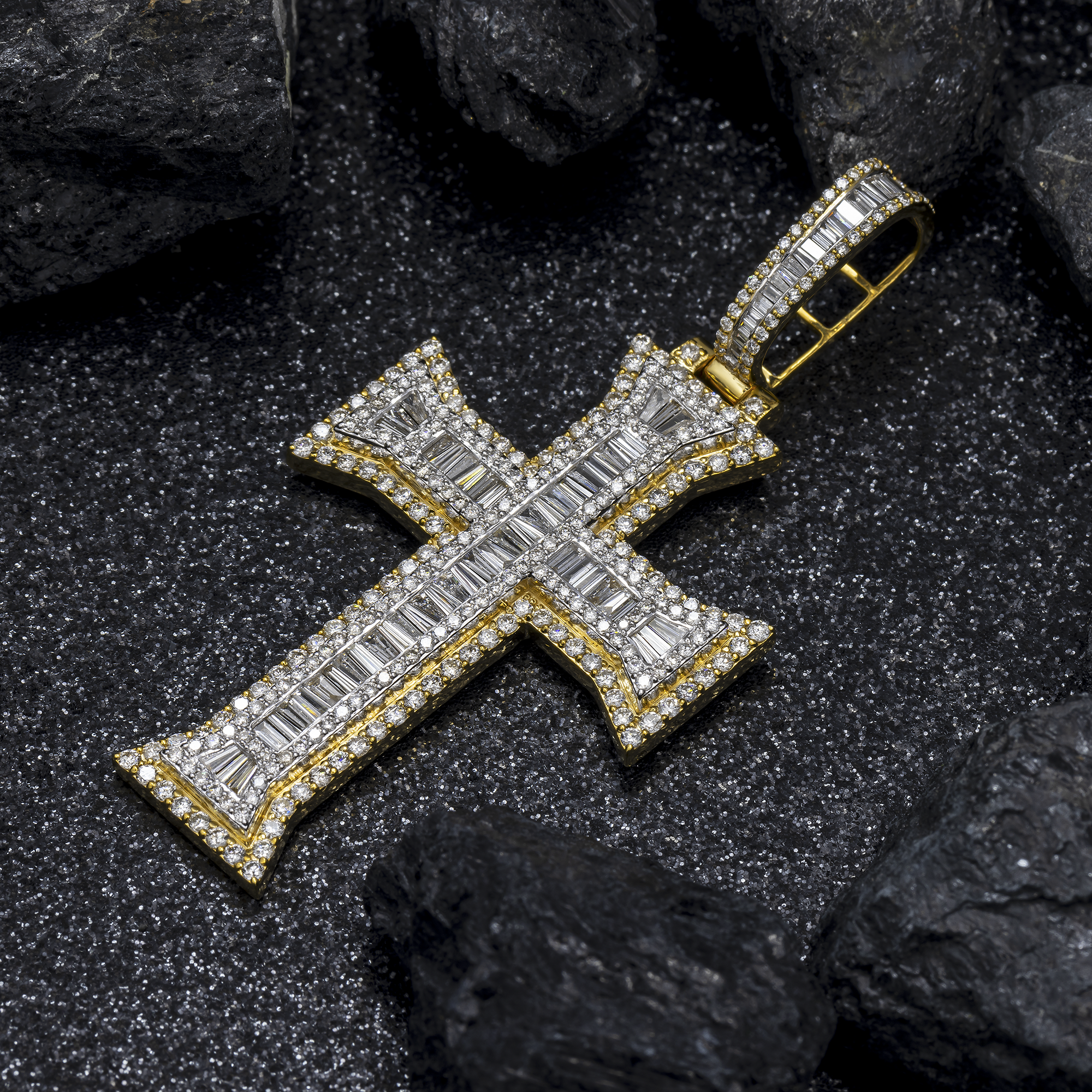10K GOLD BAGUETTE AND ROUND DIAMOND CROSS PENDANT 4.53 CT