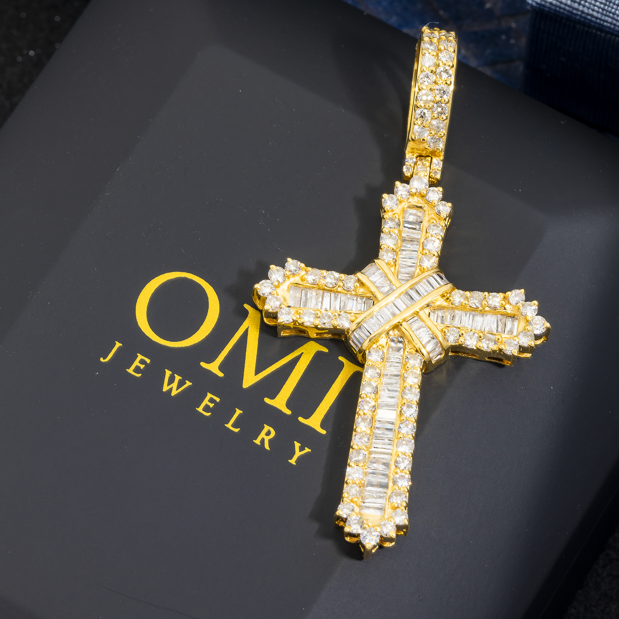 14K GOLD BAGUETTE AND ROUND DIAMOND CROSS PENDANT 2.33 CT