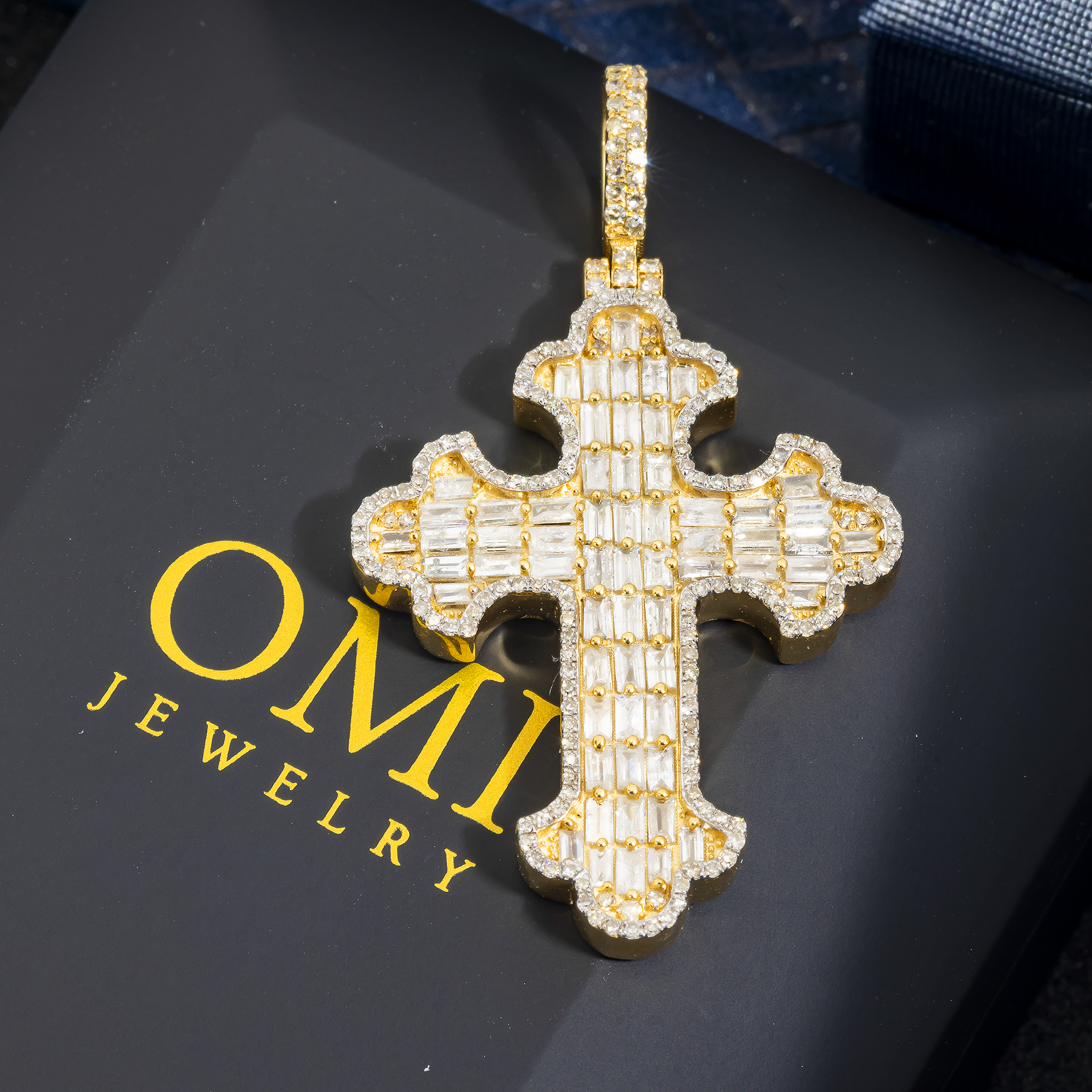 14K GOLD BAGUETTE AND ROUND DIAMOND CROSS PENDANT 2.96 CT