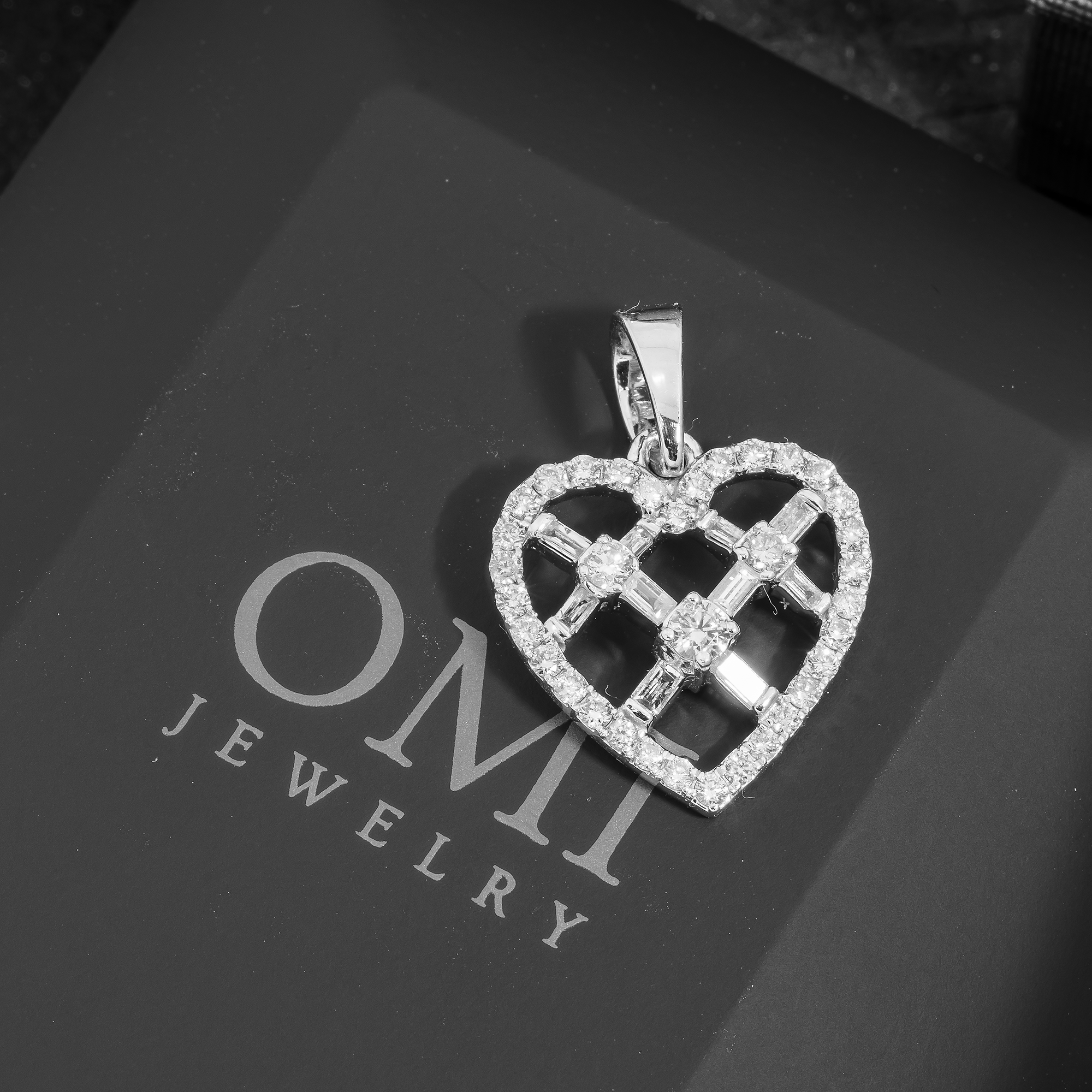 14K GOLD BAGUETTE AND ROUND DIAMOND OPEN HEART PENDANT 1.10 CT
