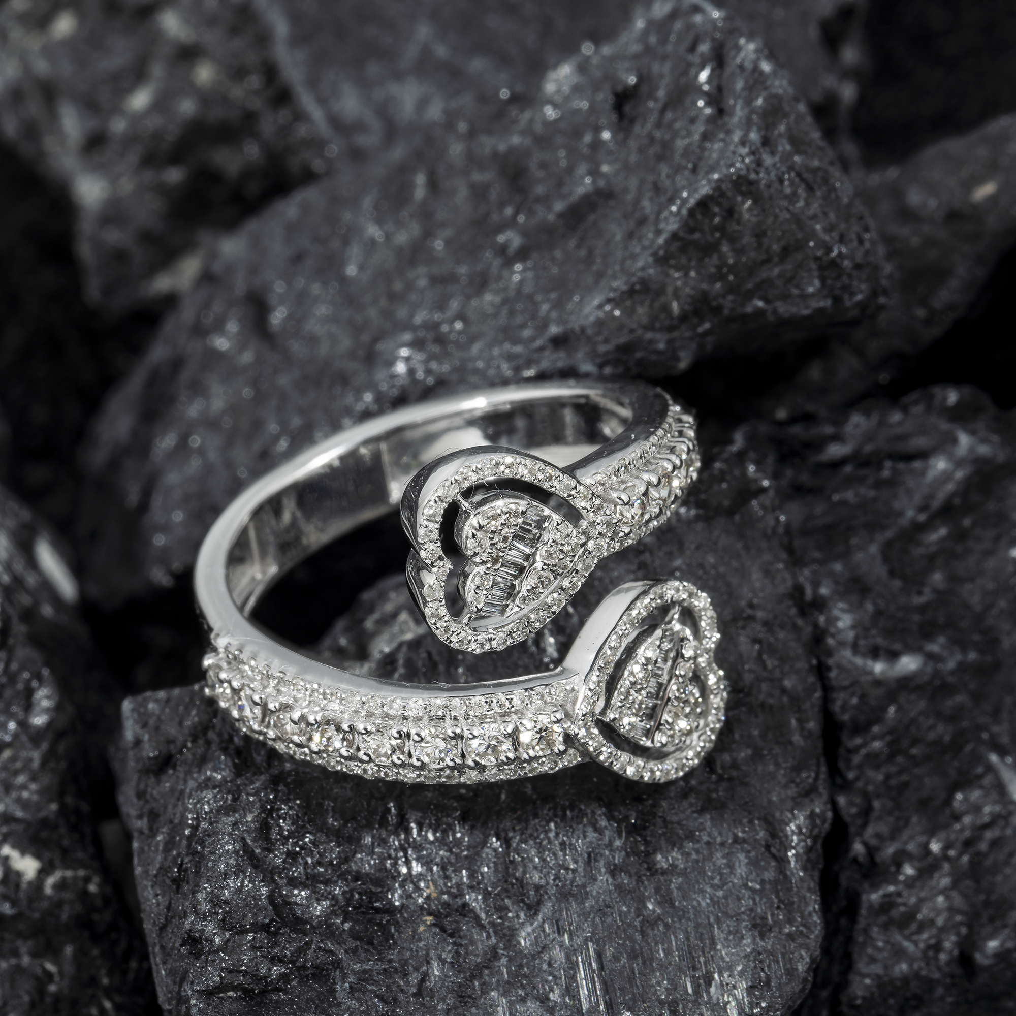 10K GOLD ROUND AND BAGUETTE DIAMOND HEART BYPASS RING 0.90 CT