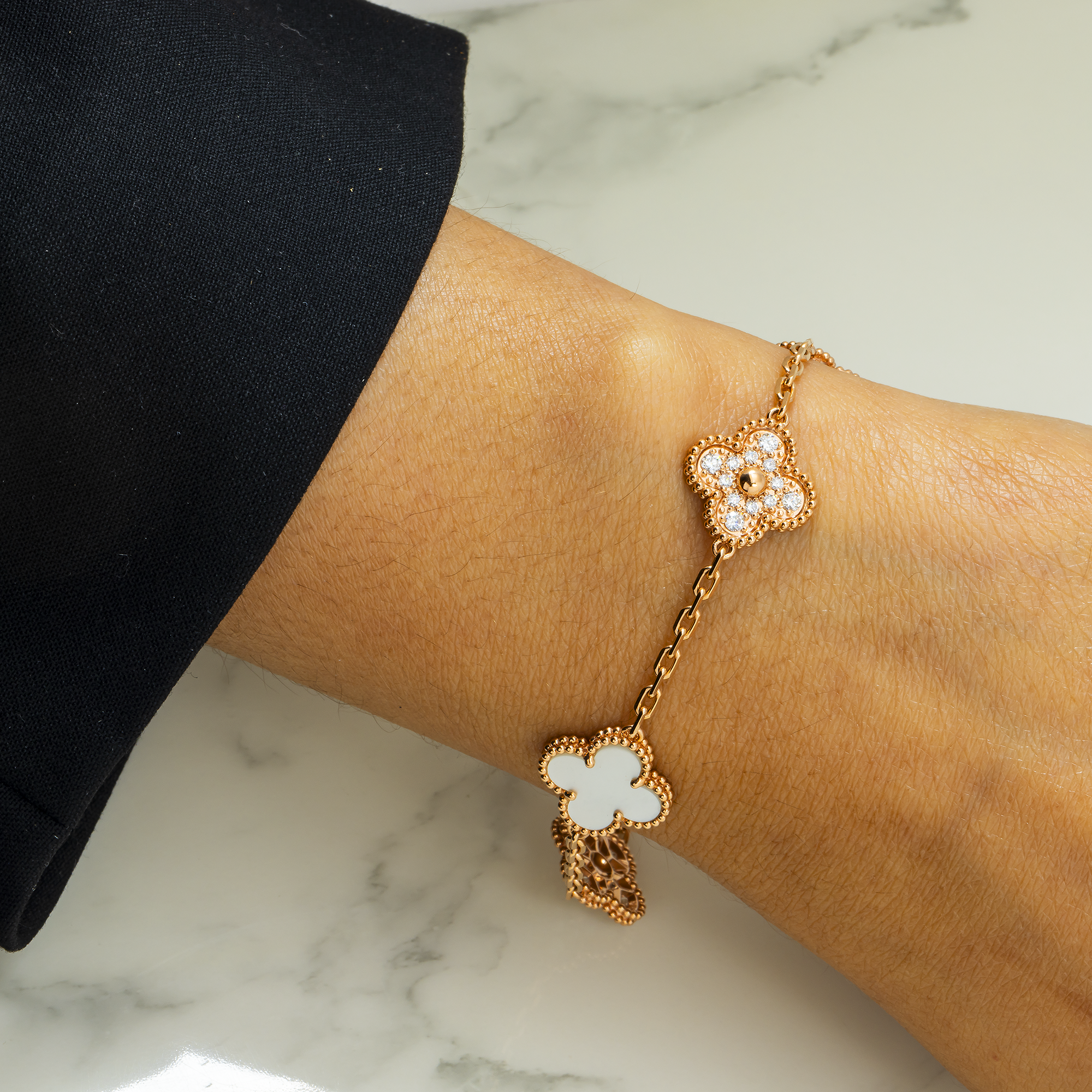 18K GOLD ROUND DIAMOND AND WHITE CLOVER CHAIN BRACELET 0.55 CT