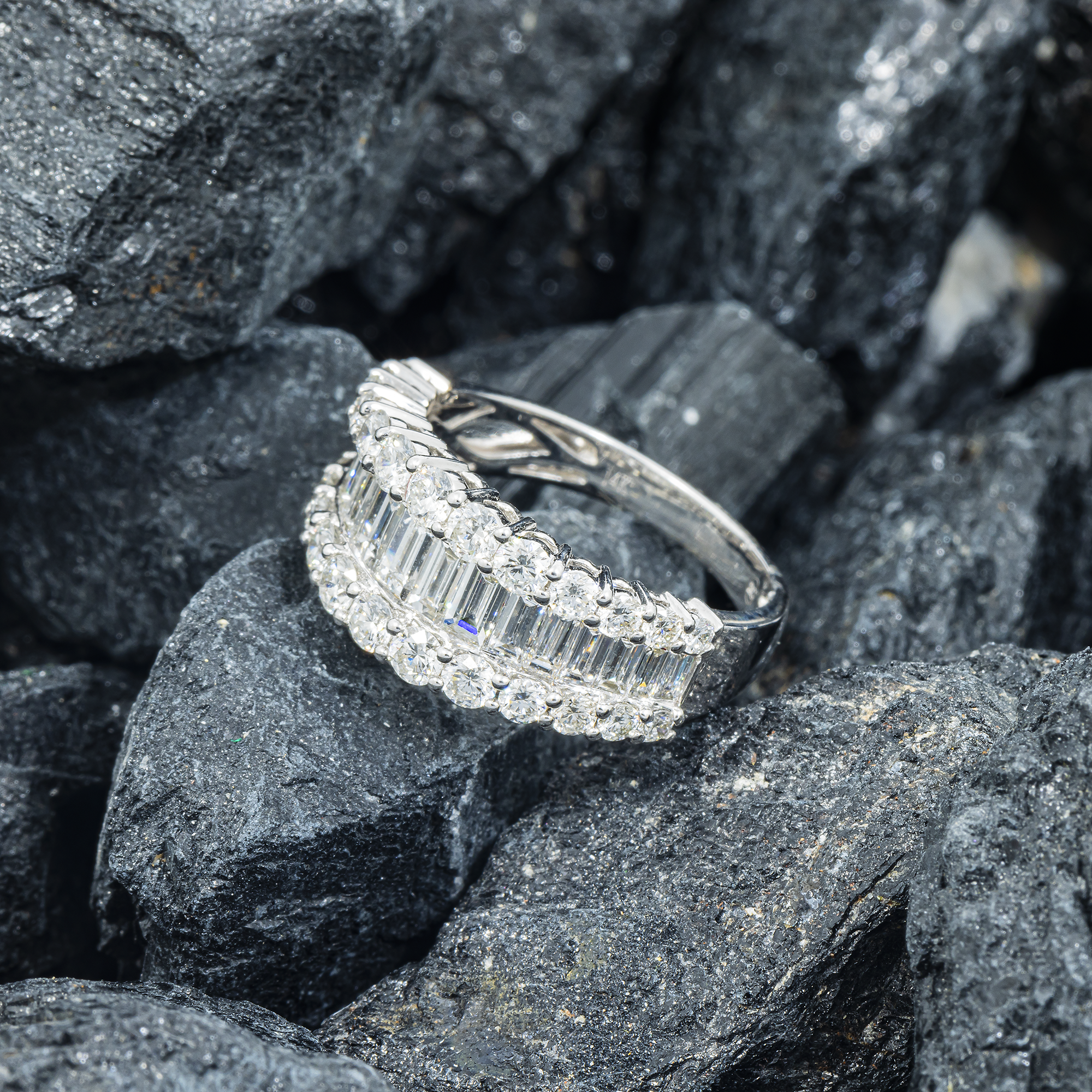 14K GOLD ROUND AND BAGUETTE DIAMOND RING 2.40 CT