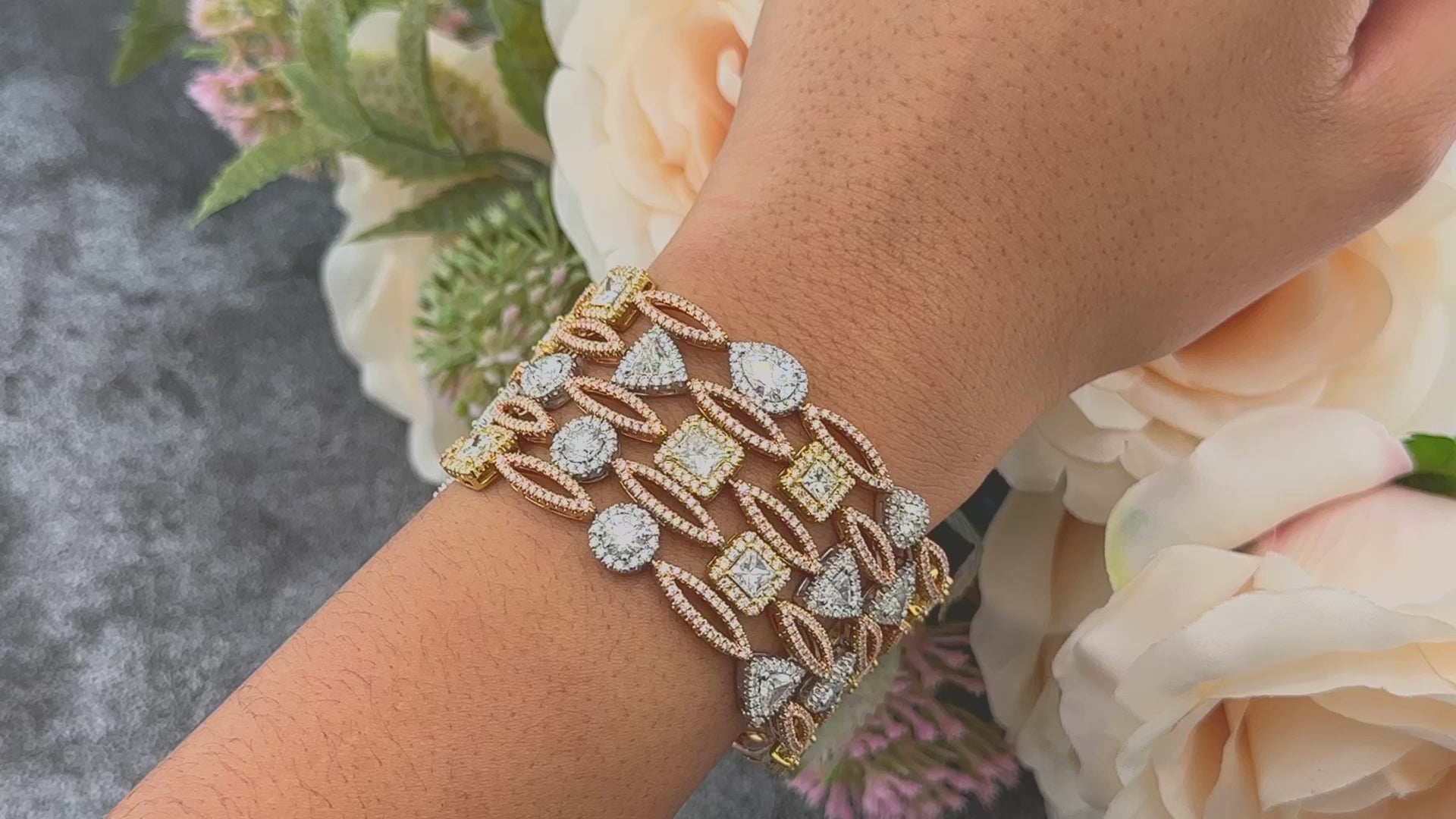 18K GOLD TRICOLOR BANGLE WITH A VARIETY OF DIFFERENT DIAMONDS 29.57 CT