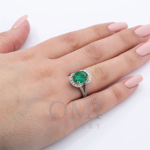 18K White Gold Round Shaped Emerald Diamond And Gemstone Ring