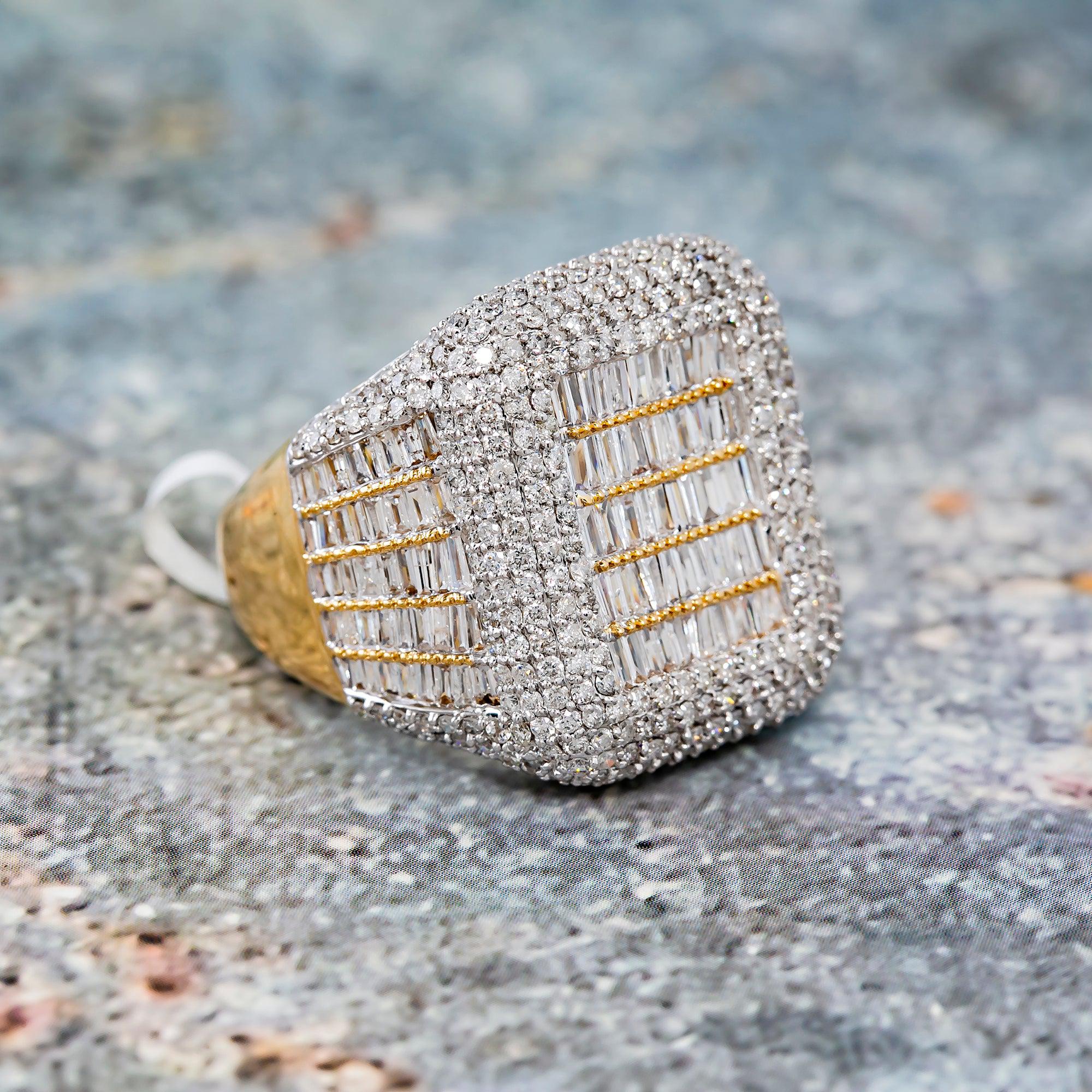 14K YELLOW GOLD MEN'S RING WITH 4.42 CT BAGUETTE AND ROUND DIAMONDS