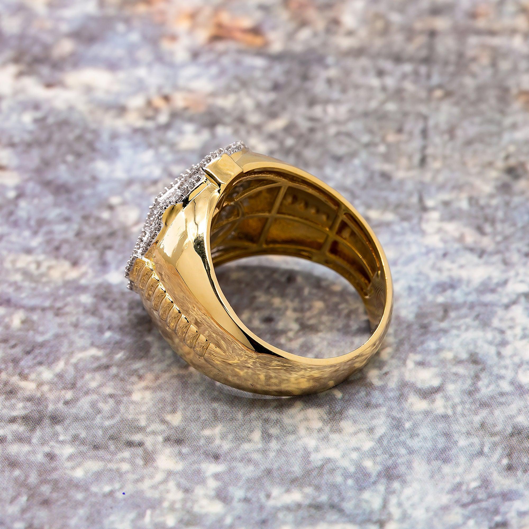 Man's 14K Yellow Gold Ring with 0.94 CT Baguette And Round Diamonds Diamonds