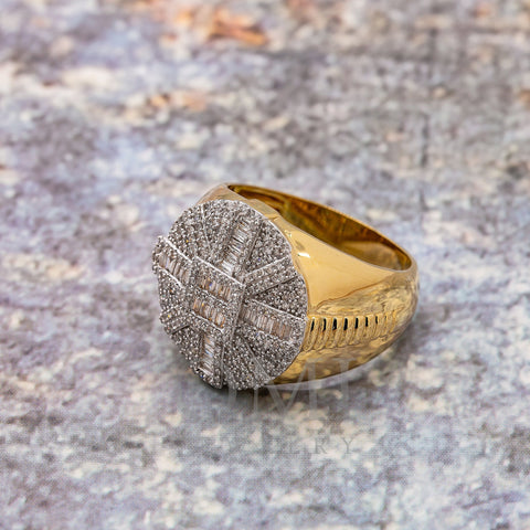 Man's 14K Yellow Gold Ring with 0.94 CT Baguette And Round Diamonds Diamonds