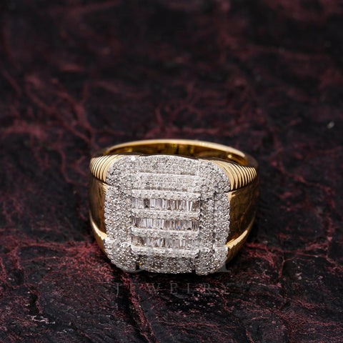 14K YELLOW GOLD MEN'S RING WITH 0.92 CT BAGUETTE AND ROUND DIAMONDS