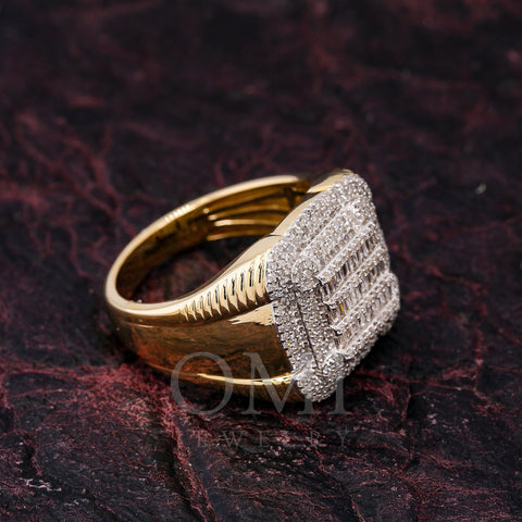 14K YELLOW GOLD MEN'S RING WITH 0.92 CT BAGUETTE AND ROUND DIAMONDS