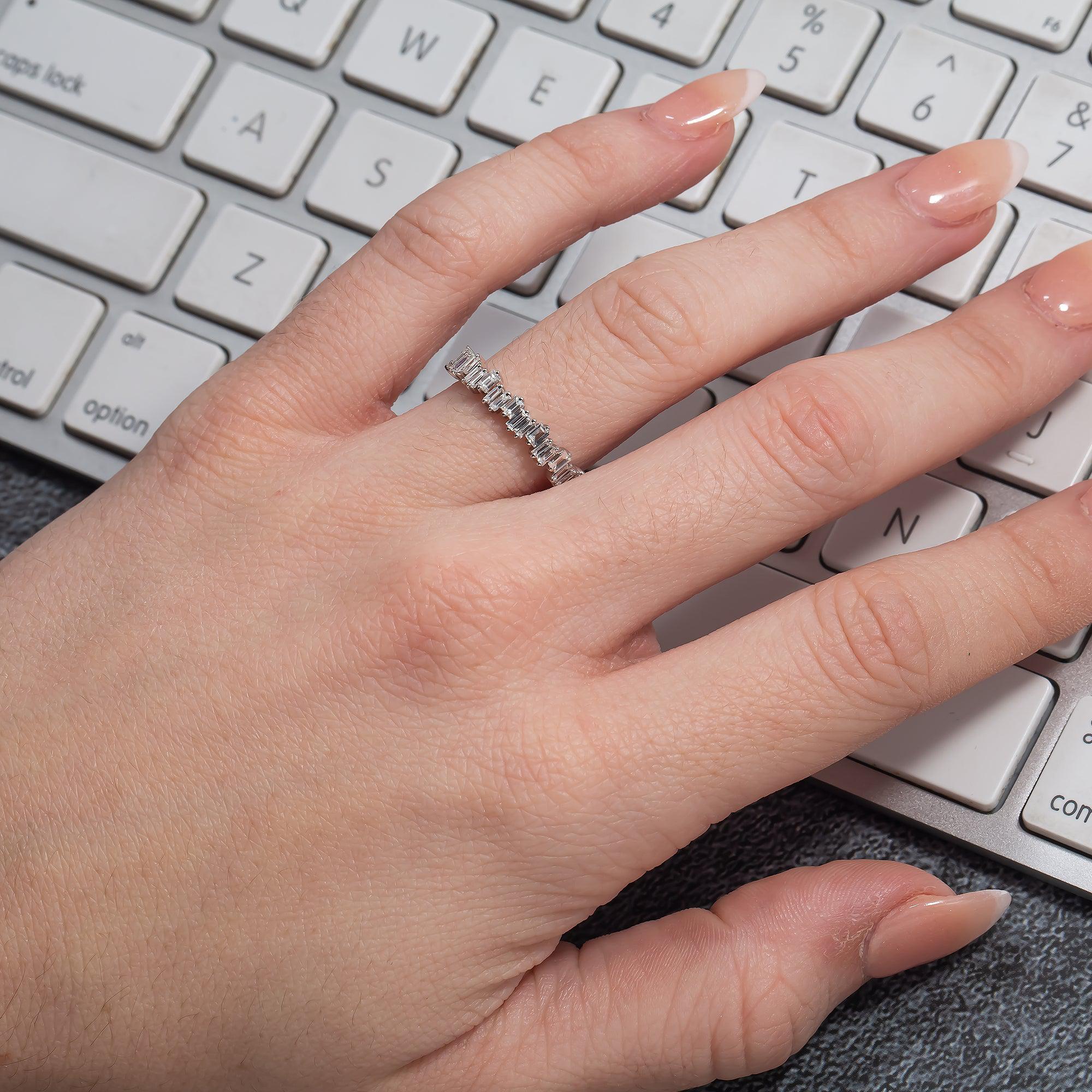 18K GOLD BAGUETTE DIAMOND LADIES RING 0.58 CT