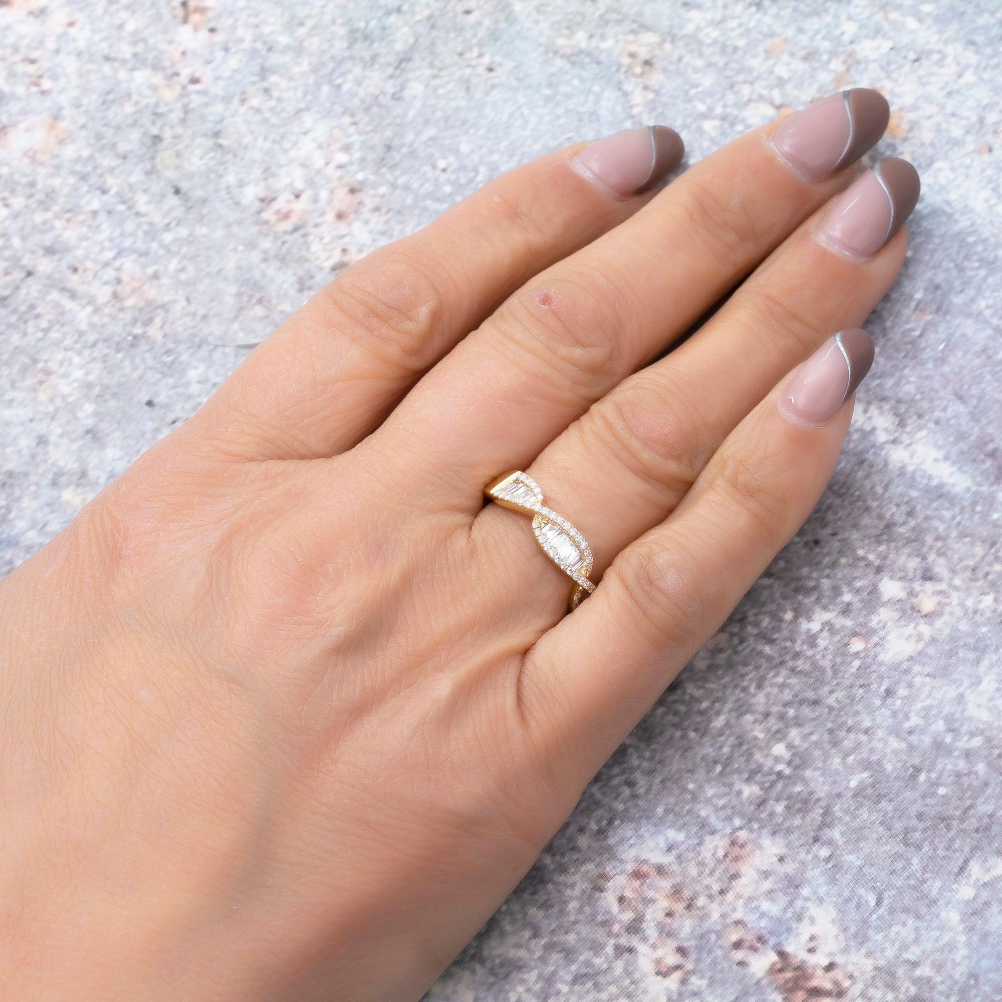 18K YELLOW GOLD LADIES RING WITH 2.70 CT BAGUETTE & ROUND DIAMONDS