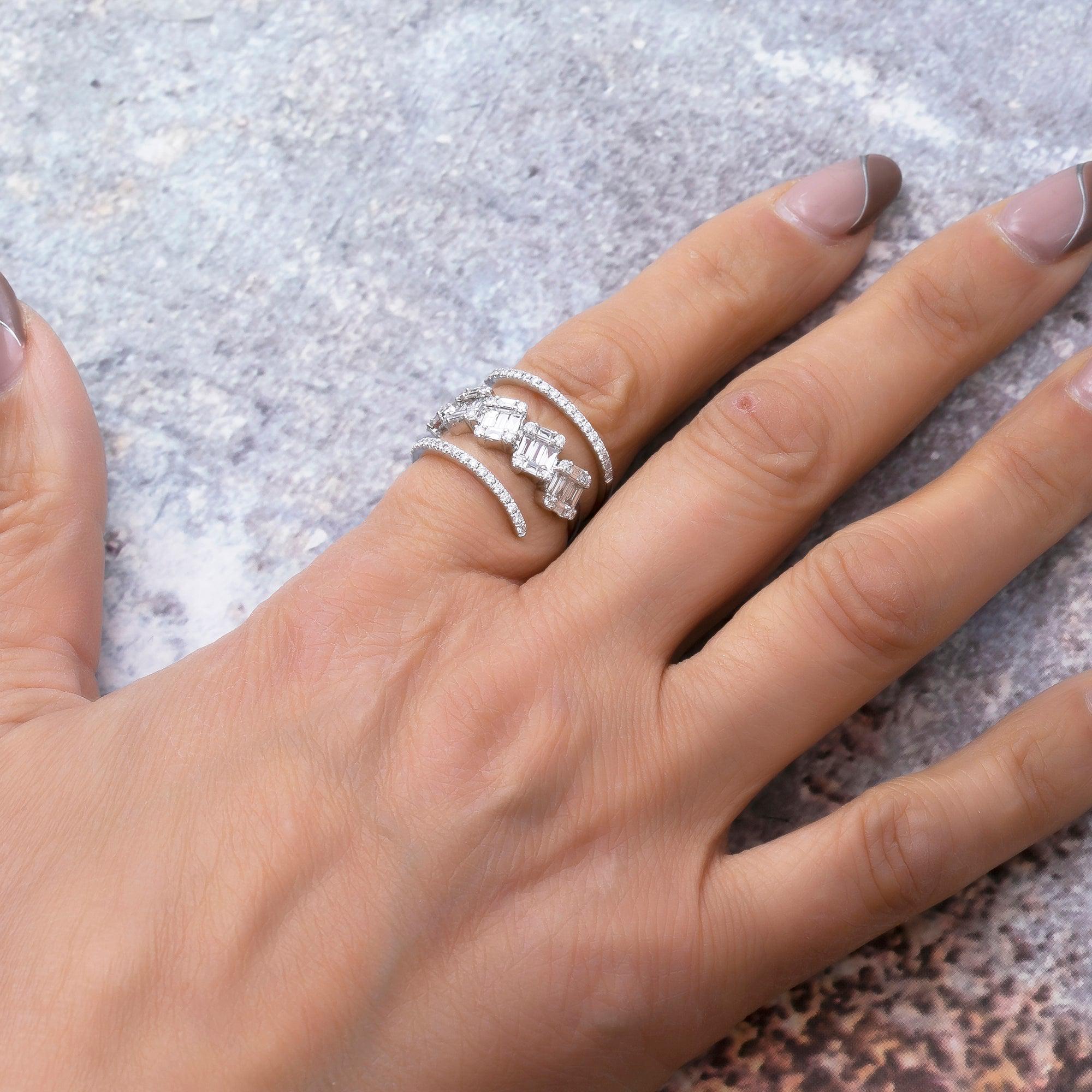 18K WHITE GOLD LADIES RING WITH 1.79 CT BAGUETTE AND ROUND DIAMONDS DIAMONDS