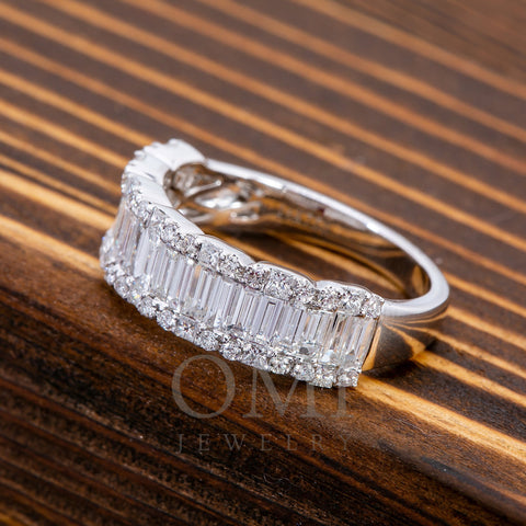 UNISEX 18K WHITE GOLD BAND WITH BAGUETTE AND ROUND CUT DIAMONDS 1.51CT