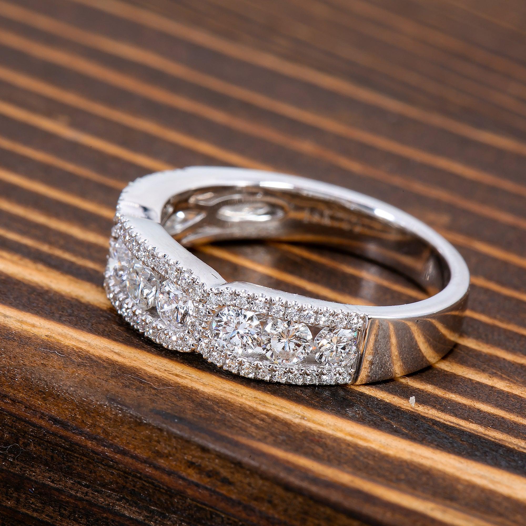 LADIES 18K WHITE GOLD BAND WITH ROUND CUT DIAMONDS 1.18CT