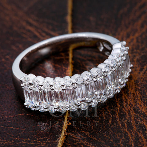 UNISEX 18K WHITE GOLD DIAMOND BAND WITH ROUND AND BAGUETTE DIAMONDS