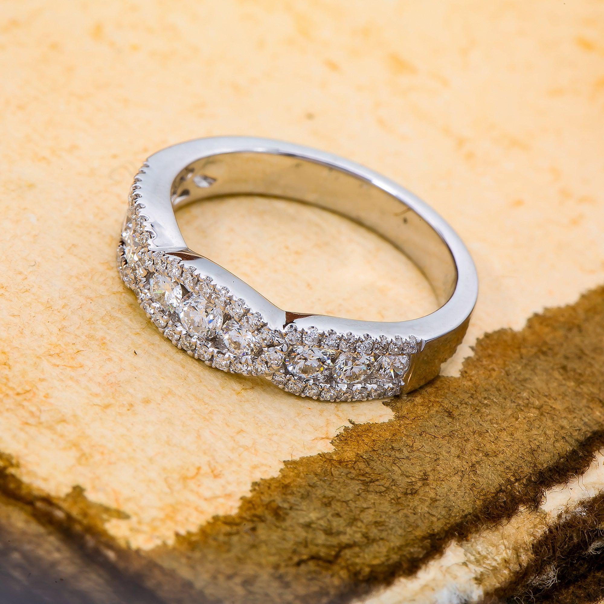 LADIES 18K WHITE GOLD DIAMOND BAND WITH ROUND DIAMONDS