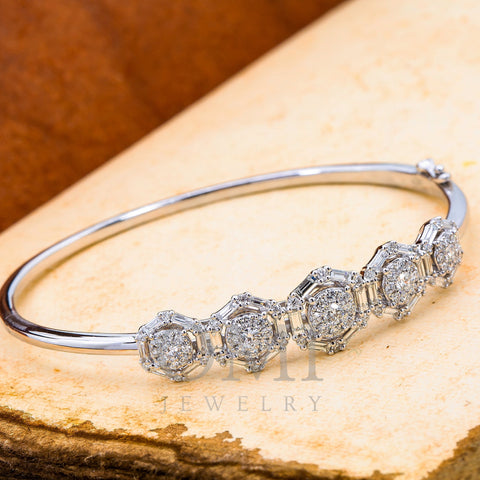 LADIES 18K WHITE GOLD BANGLE WITH ROUND AND BAGUETTE DIAMONDS