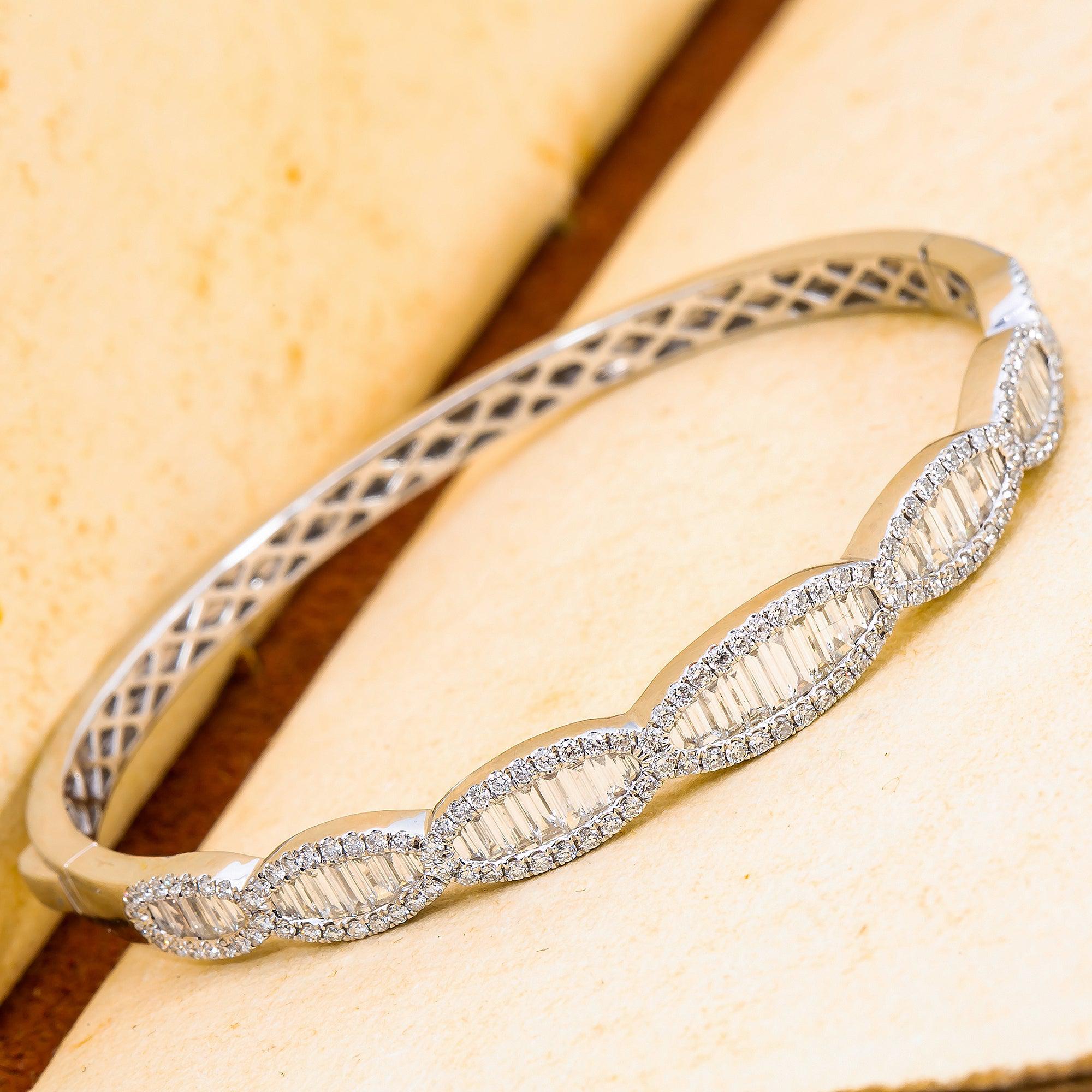 LADIES 18K WHITE GOLD BANGLE WITH ROUND AND BAGUETTE DIAMONDS
