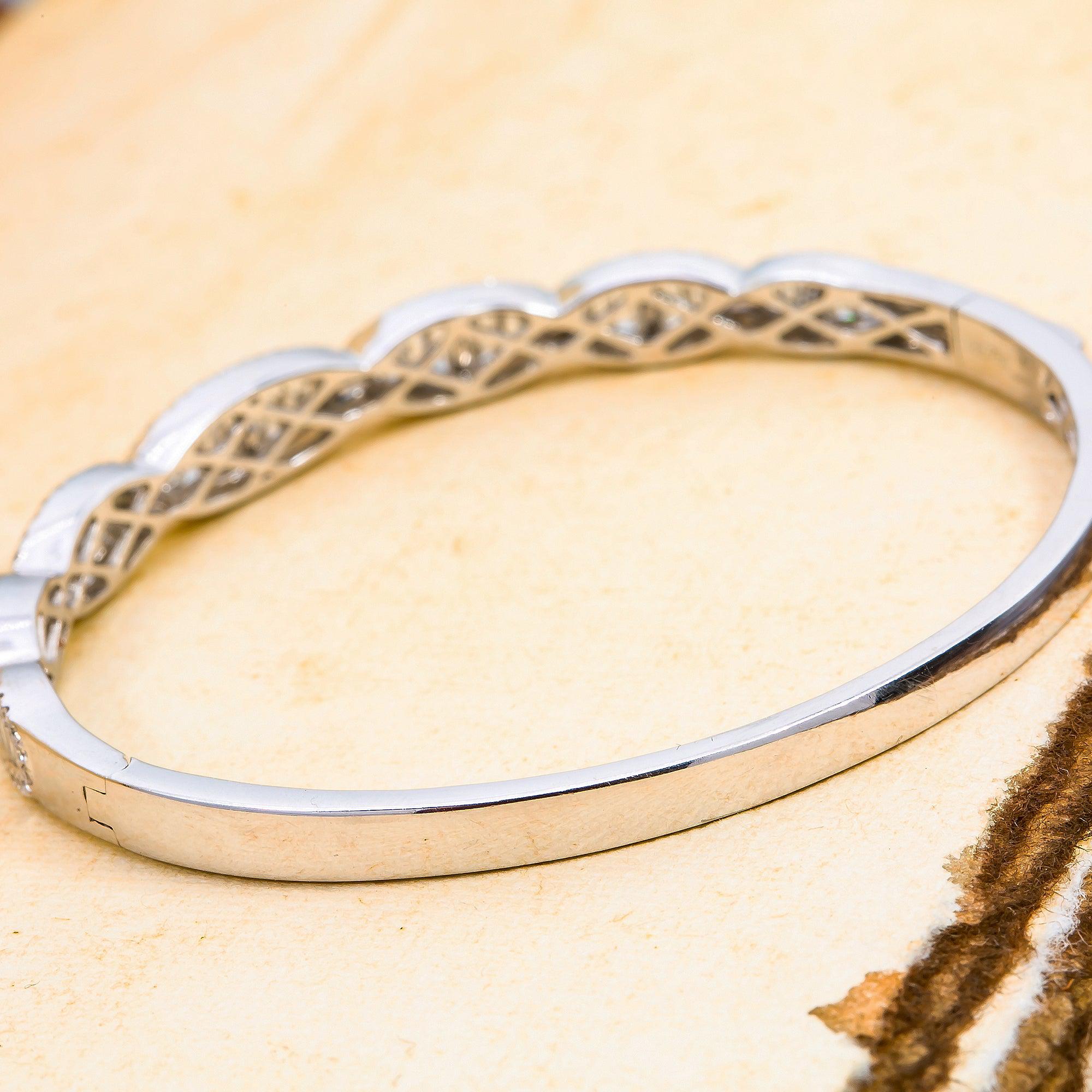 LADIES 18K WHITE GOLD BANGLE WITH ROUND AND BAGUETTE DIAMONDS