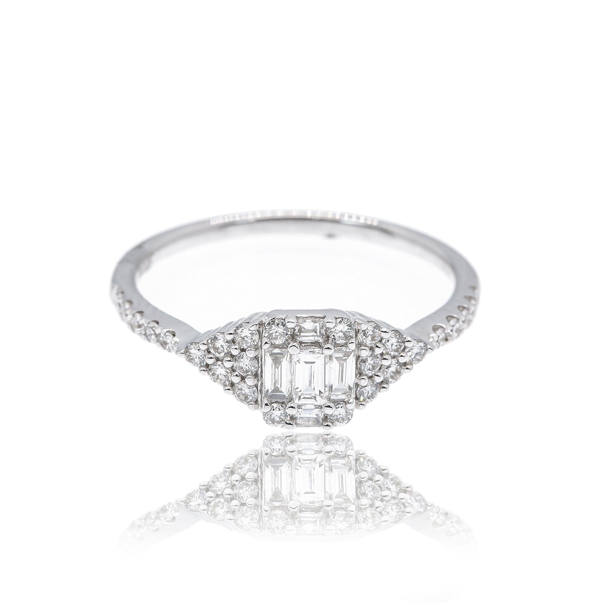 18K White Gold Ladies Ring with 0.50 CT Diamonds