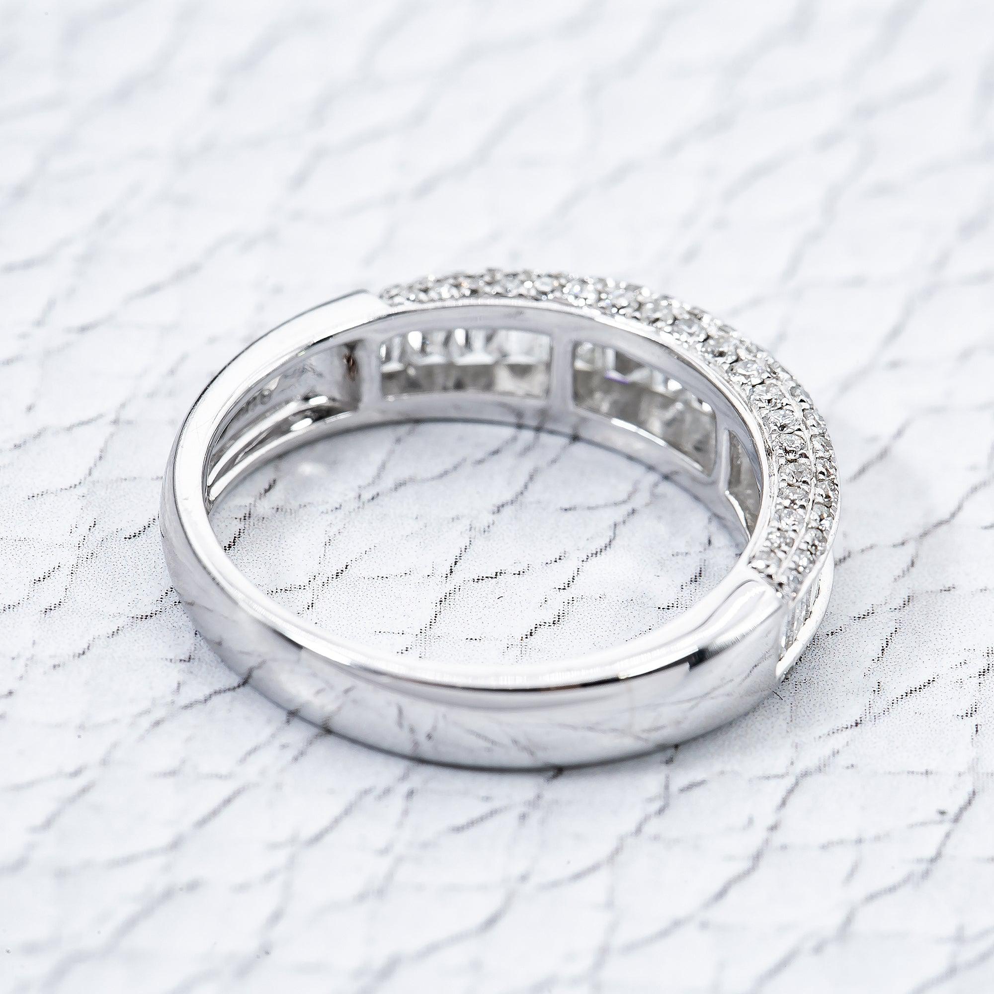 18K White Gold Ladies Ring with 0.6 CT Diamonds