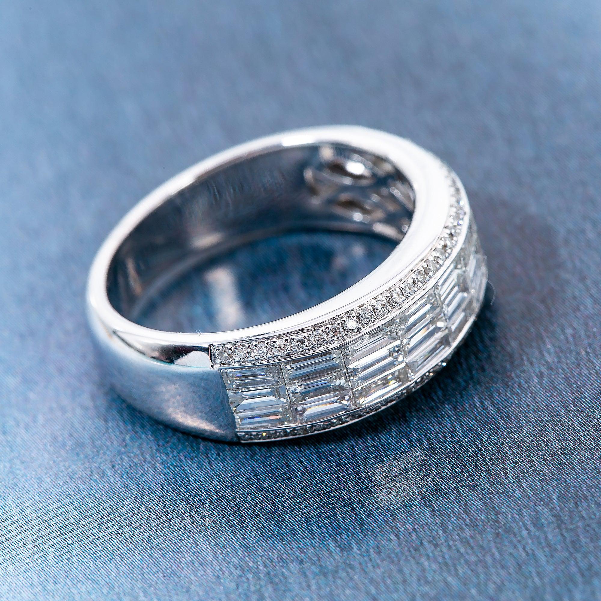 18K White Gold Ladies Ring with 0.19 CT Diamonds