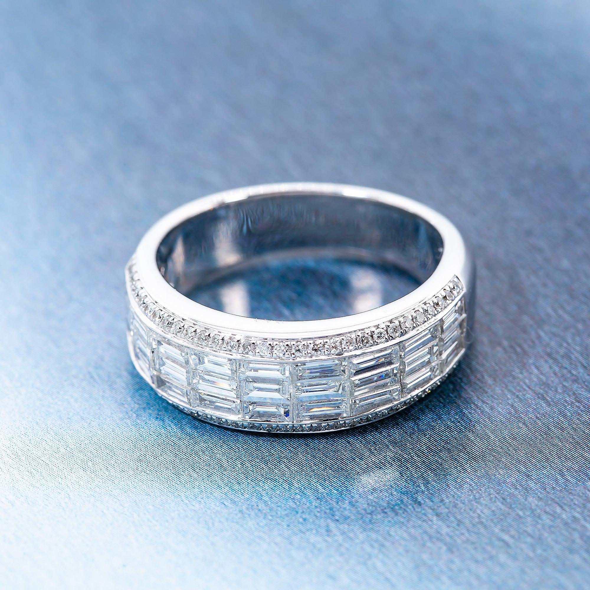 18K White Gold Ladies Ring with 0.19 CT Diamonds