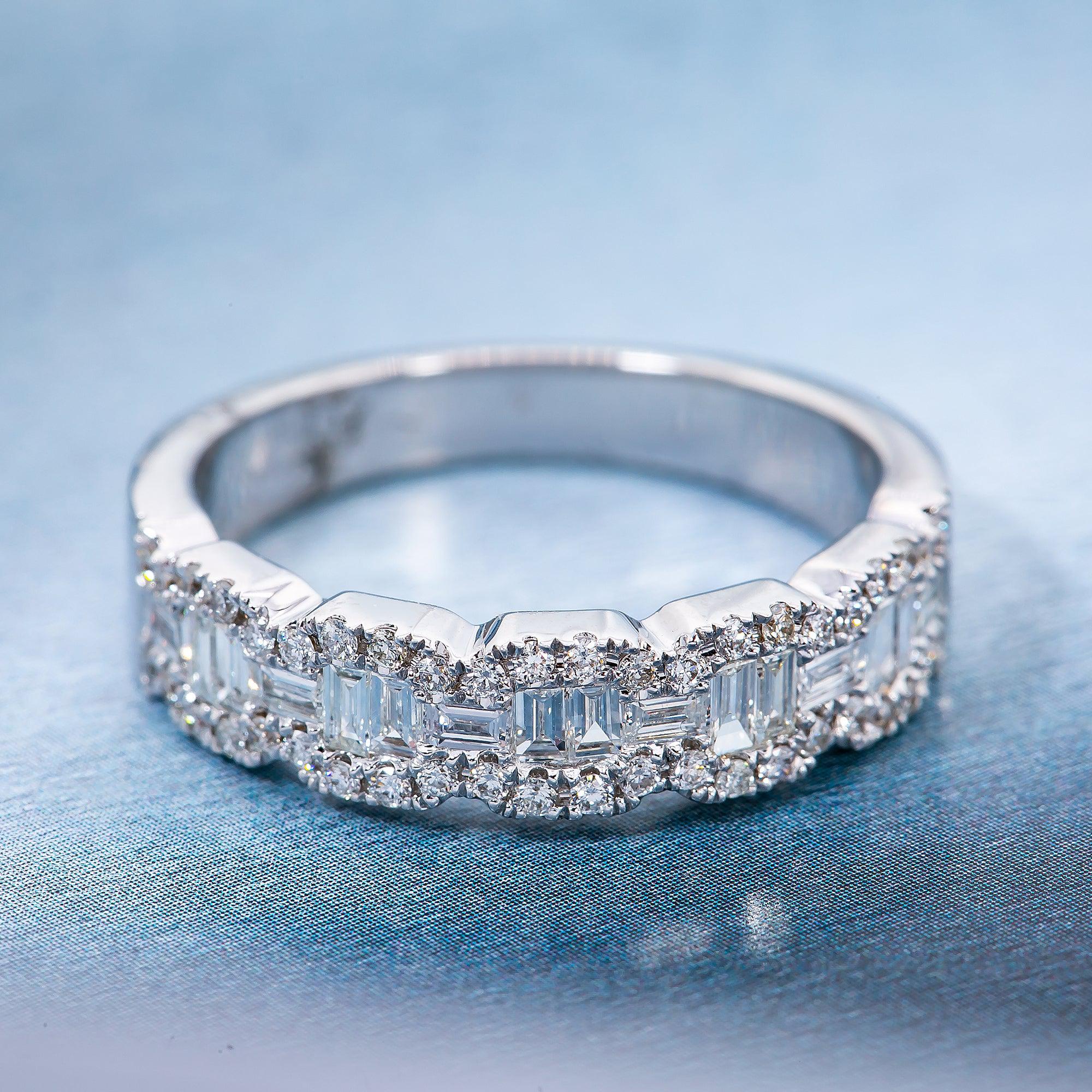 18K White Gold Ladies Ring with 0.43 CT Diamonds