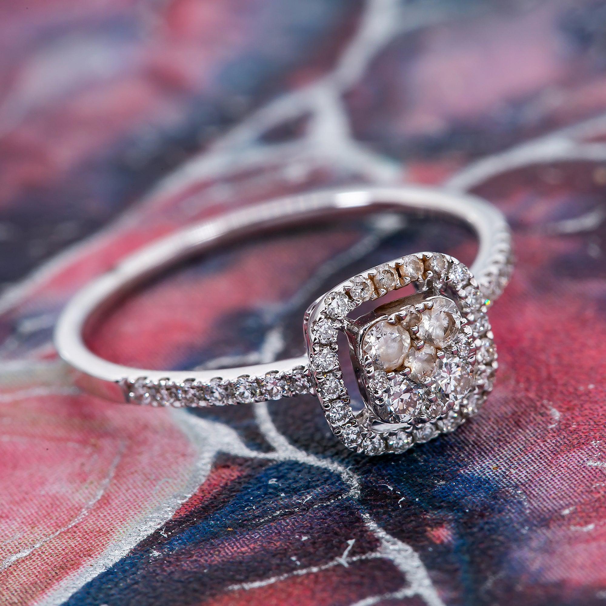18K White Gold Ladies Ring with 0.5 CT Diamonds