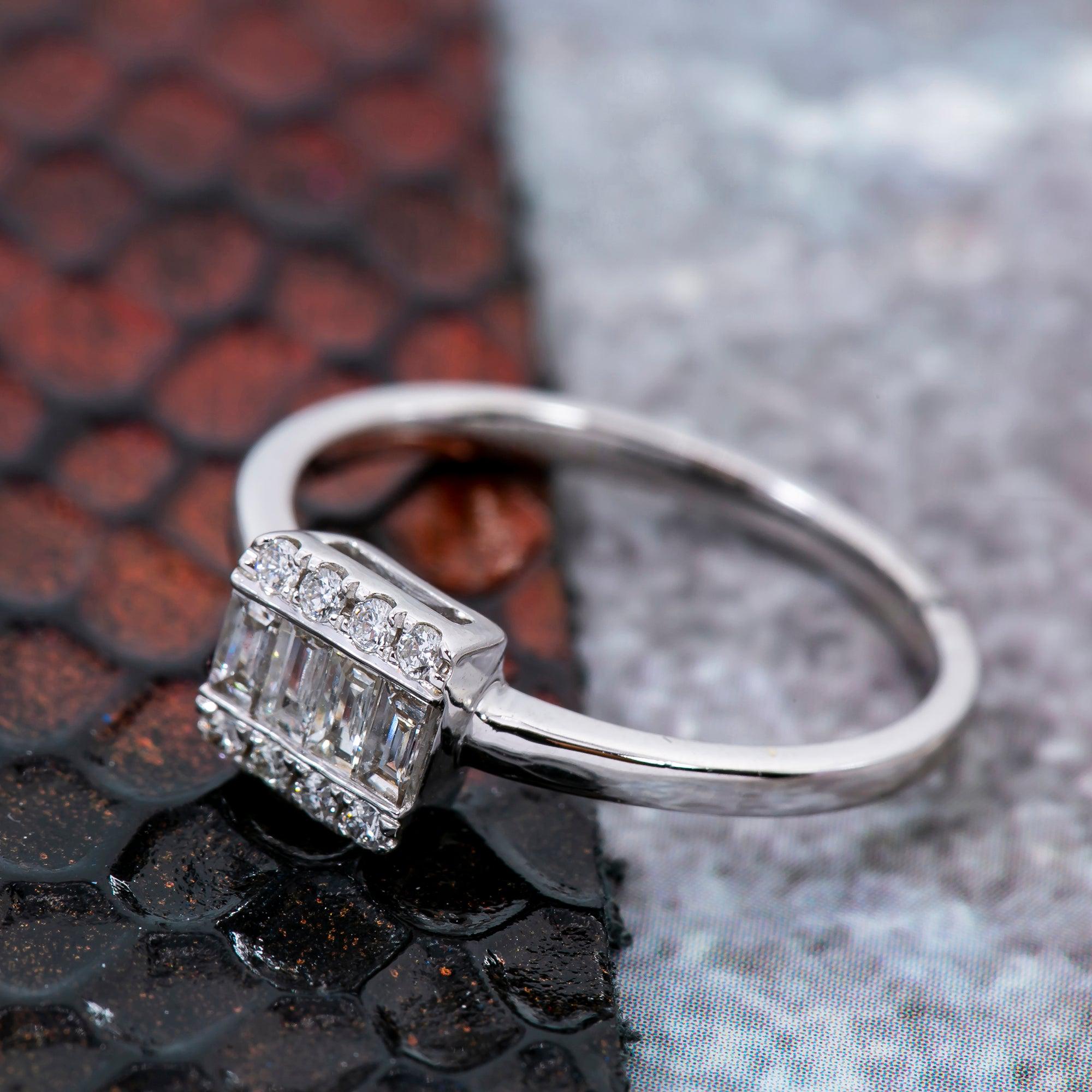 18K White Gold Ladies Ring with 0.28 CT Diamonds