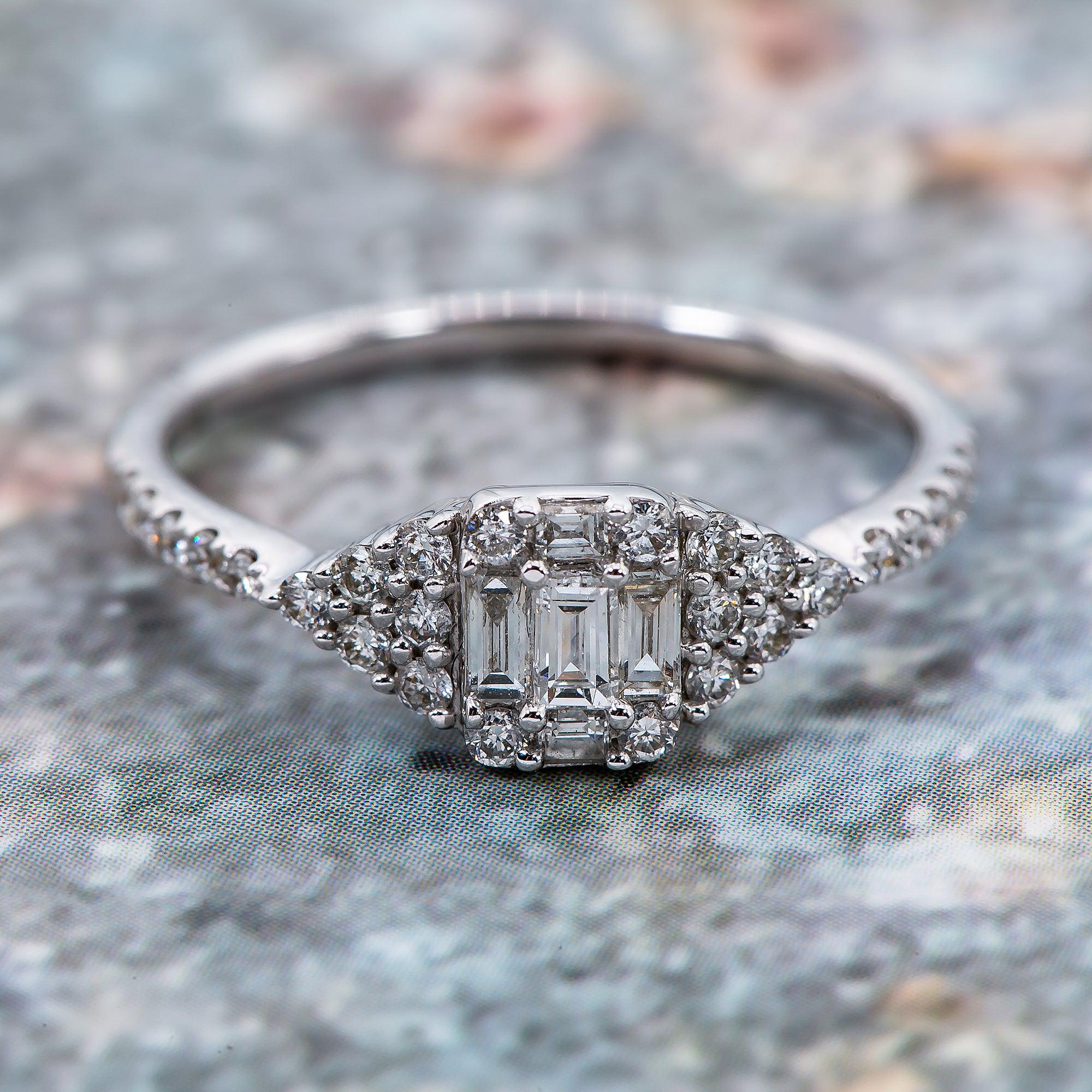 18K White Gold Ladies Ring with 0.50 CT Diamonds