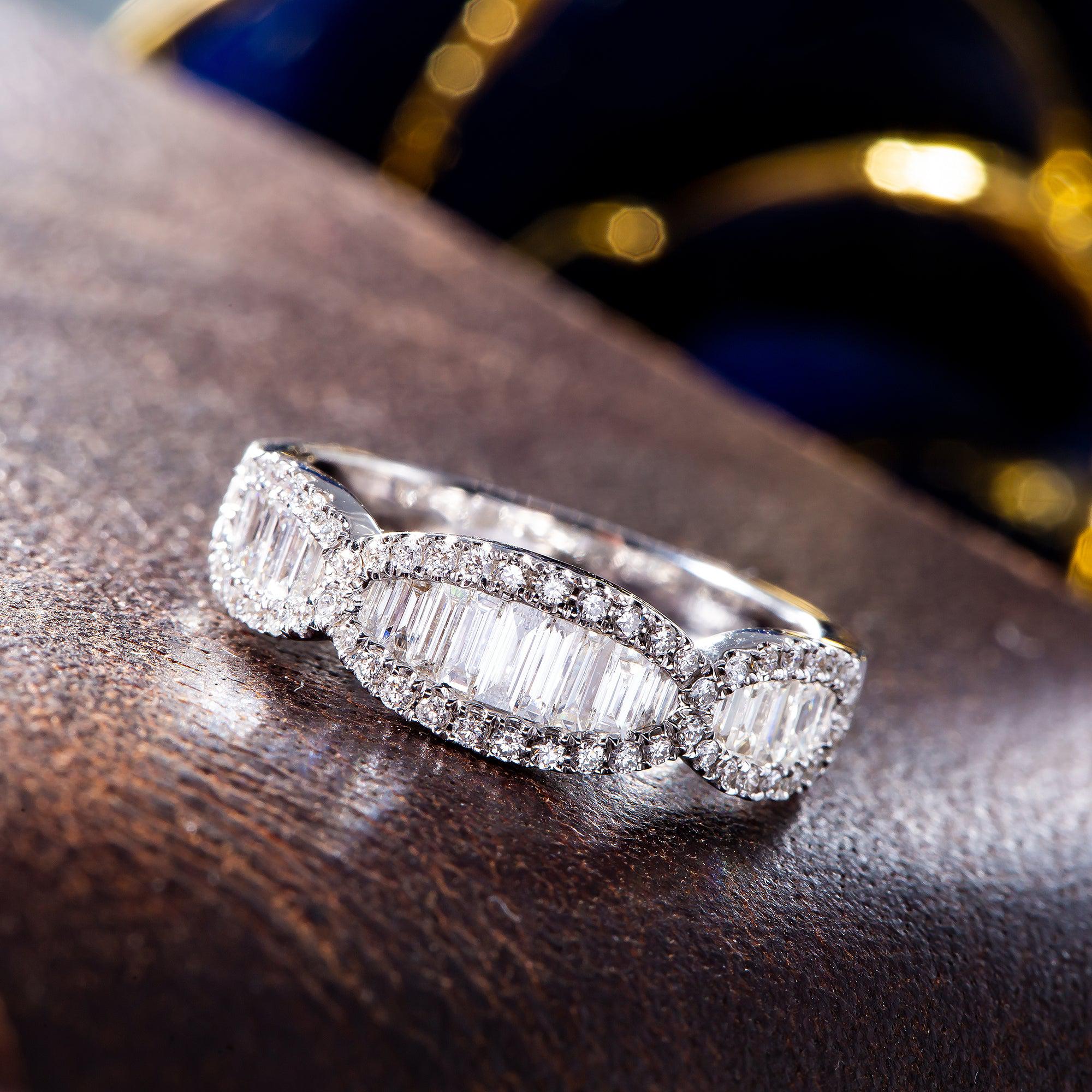 18K White Gold Ladies Ring with 0.95 CT Round And Baguette Diamonds