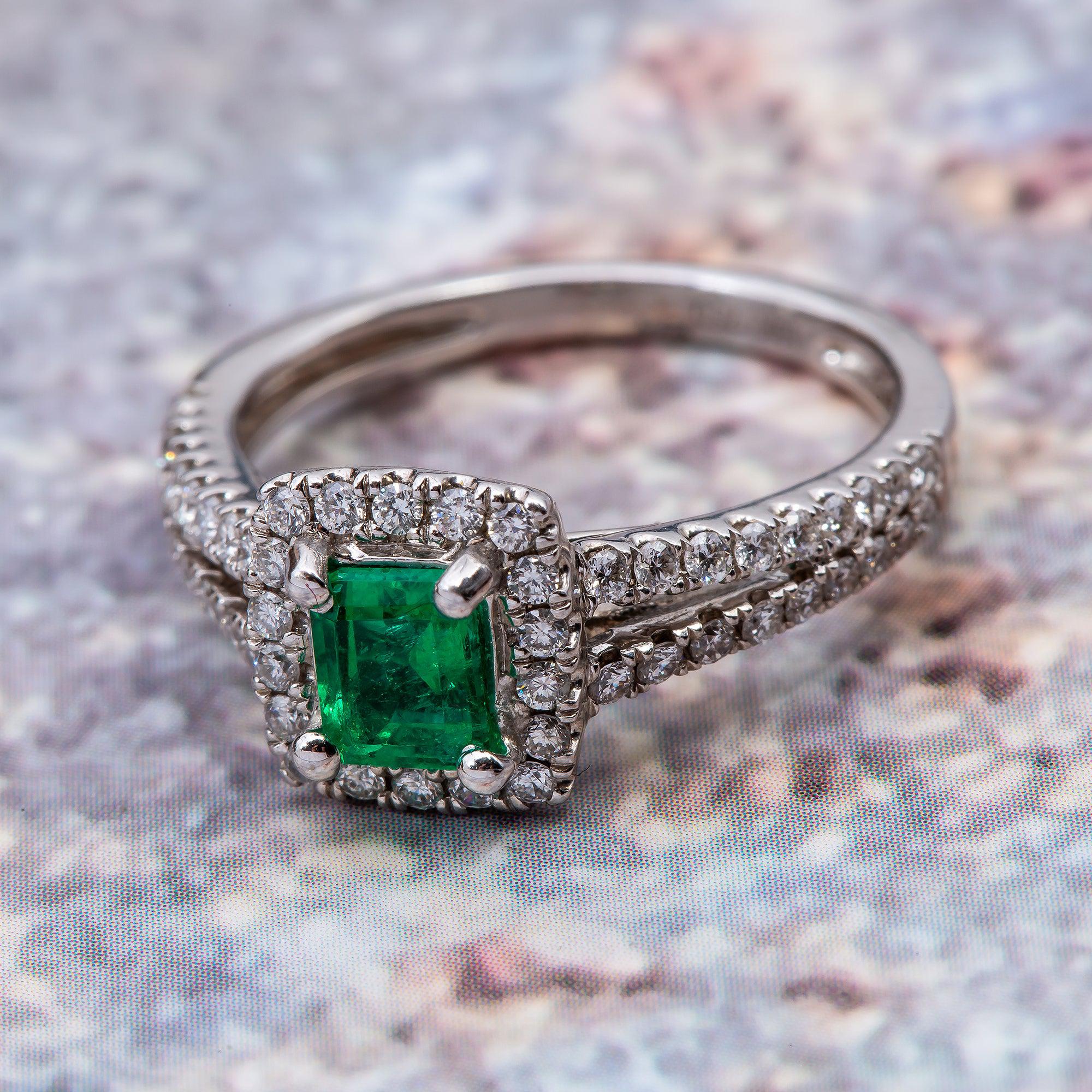 18K White Gold Ladies Ring with 0.51 CT Diamonds With Emerald