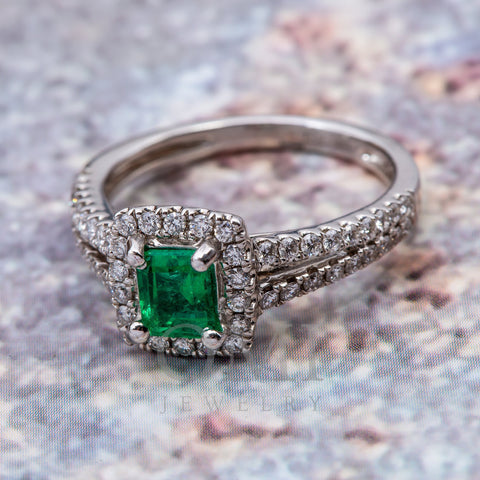 18K White Gold Ladies Ring with 0.51 CT Diamonds With Emerald