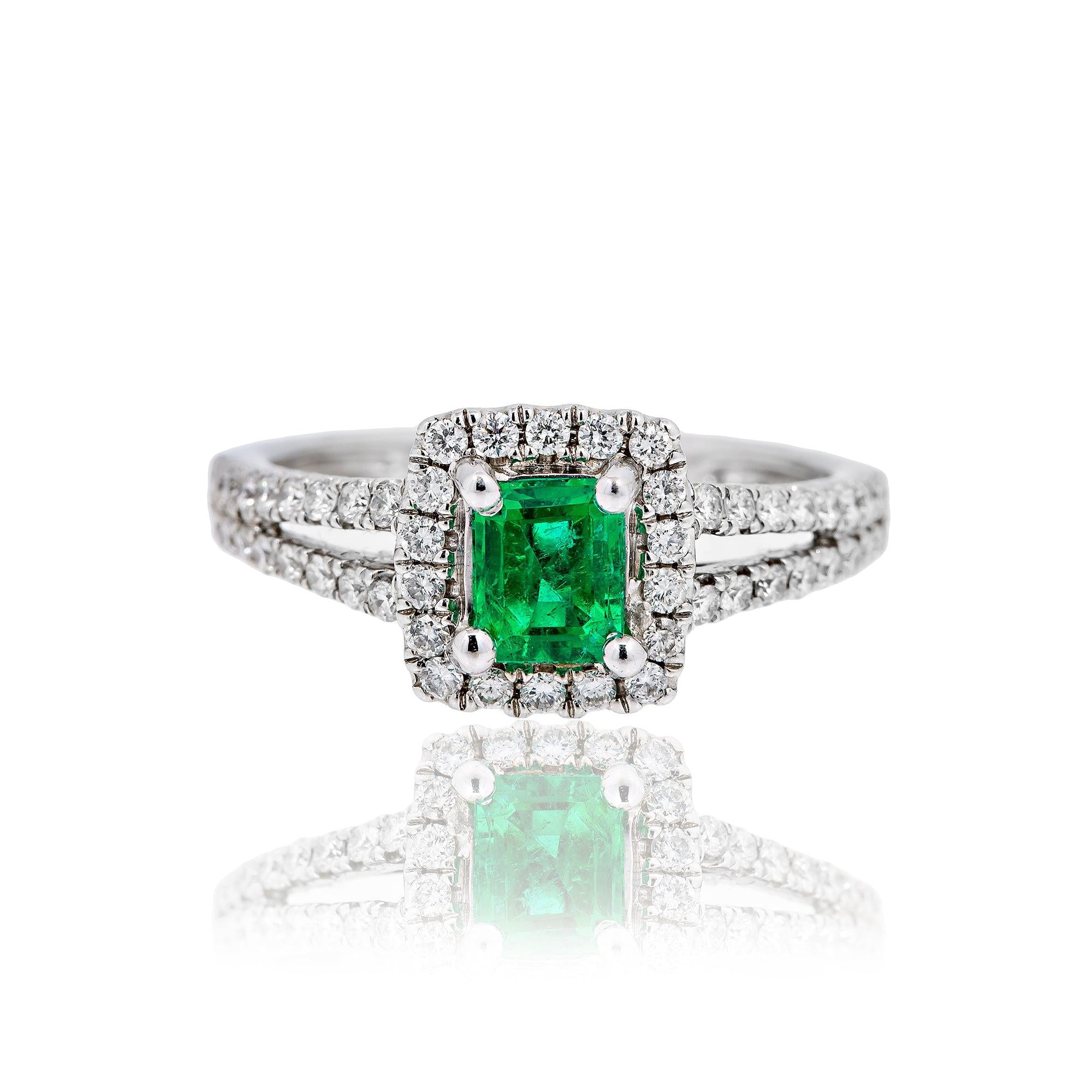 18K White Gold Ladies Ring with 0.51 CT Diamonds With Emerald
