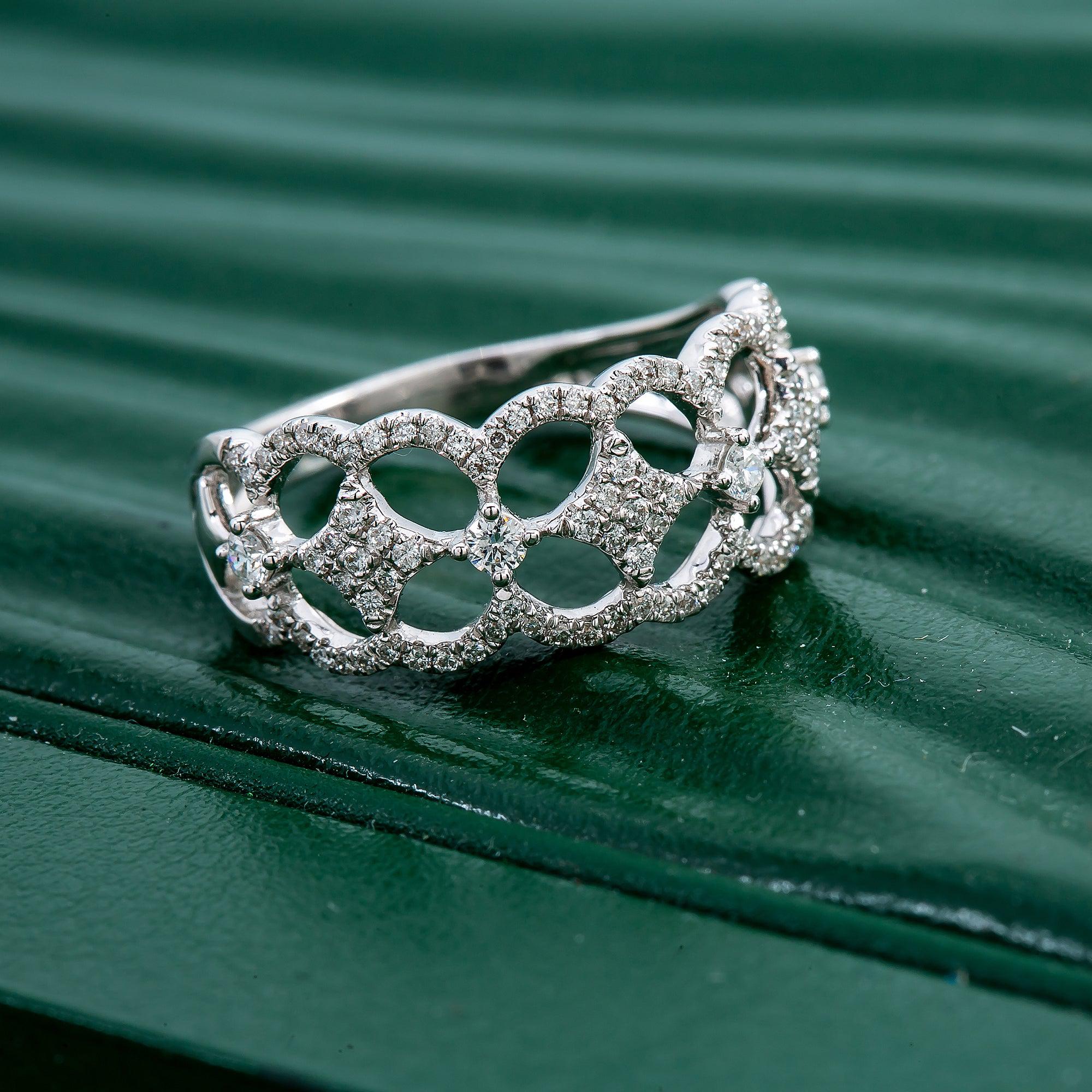 18K White Gold Ladies Ring with 0.43 CT Diamonds