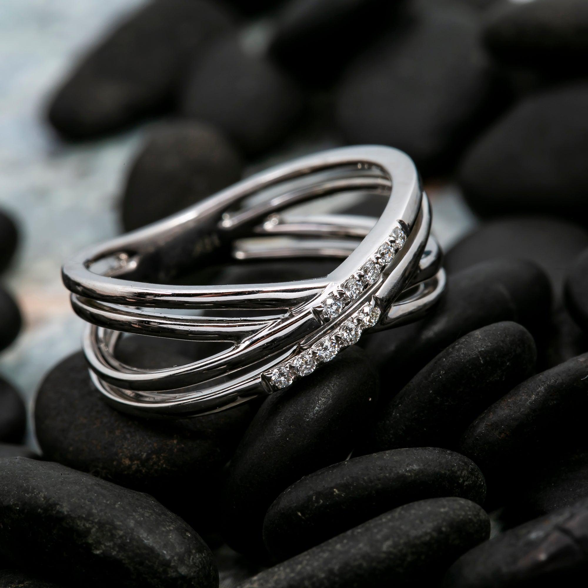18K White Gold Ladies Ring with 0.09CT Diamonds