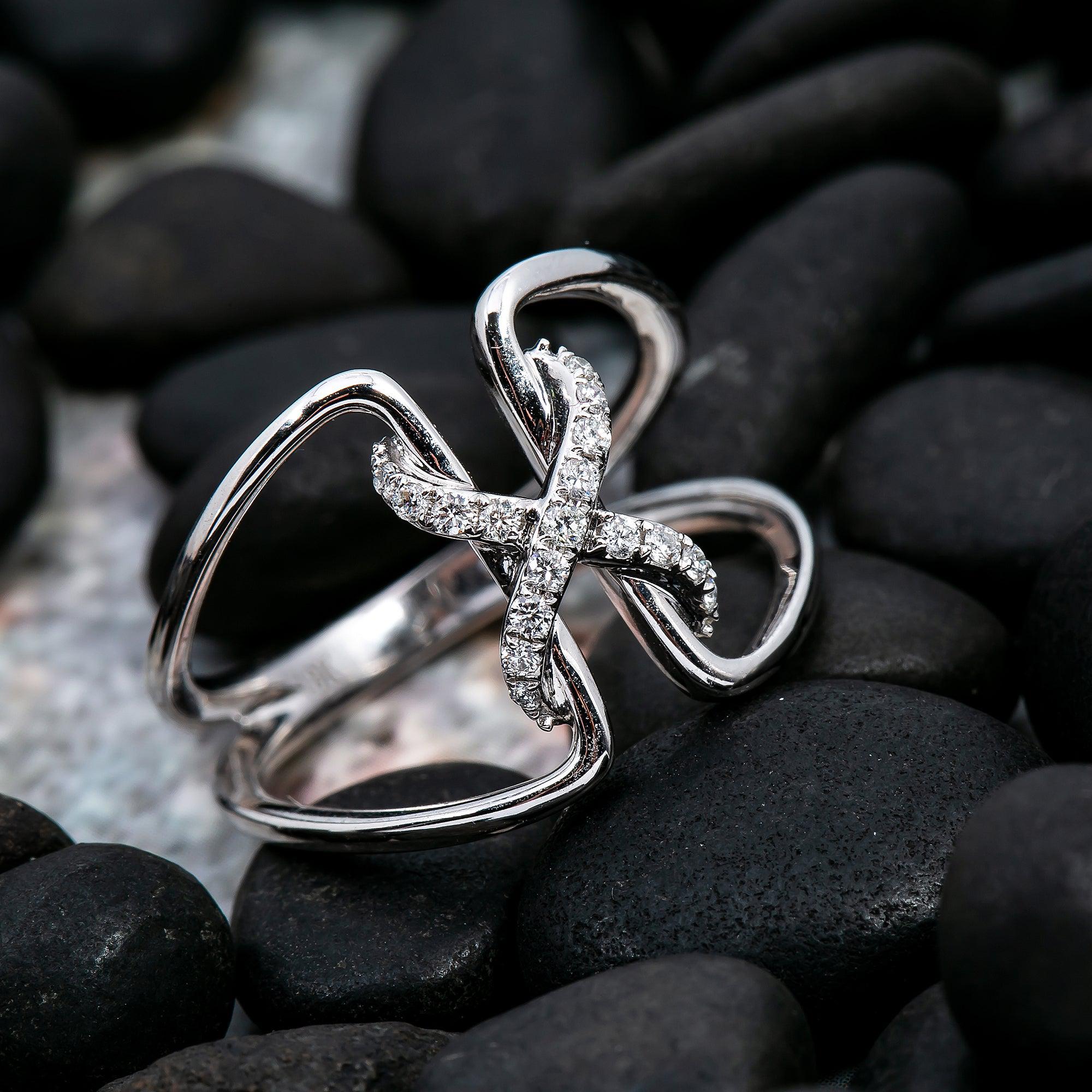 18K White Gold Ladies Ring with 0.13 CT Diamonds