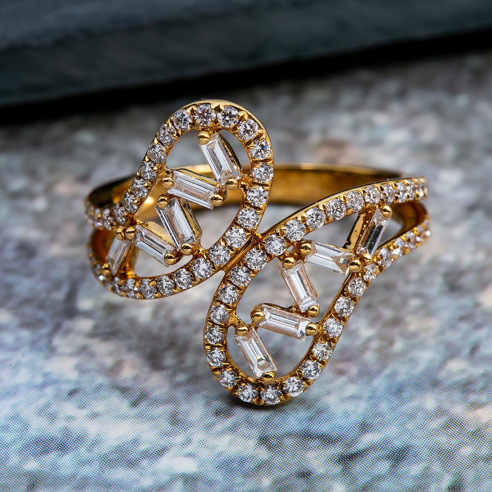 18K Yellow Gold Ladies Ring with 0.96 CT Round And Baguette Diamonds