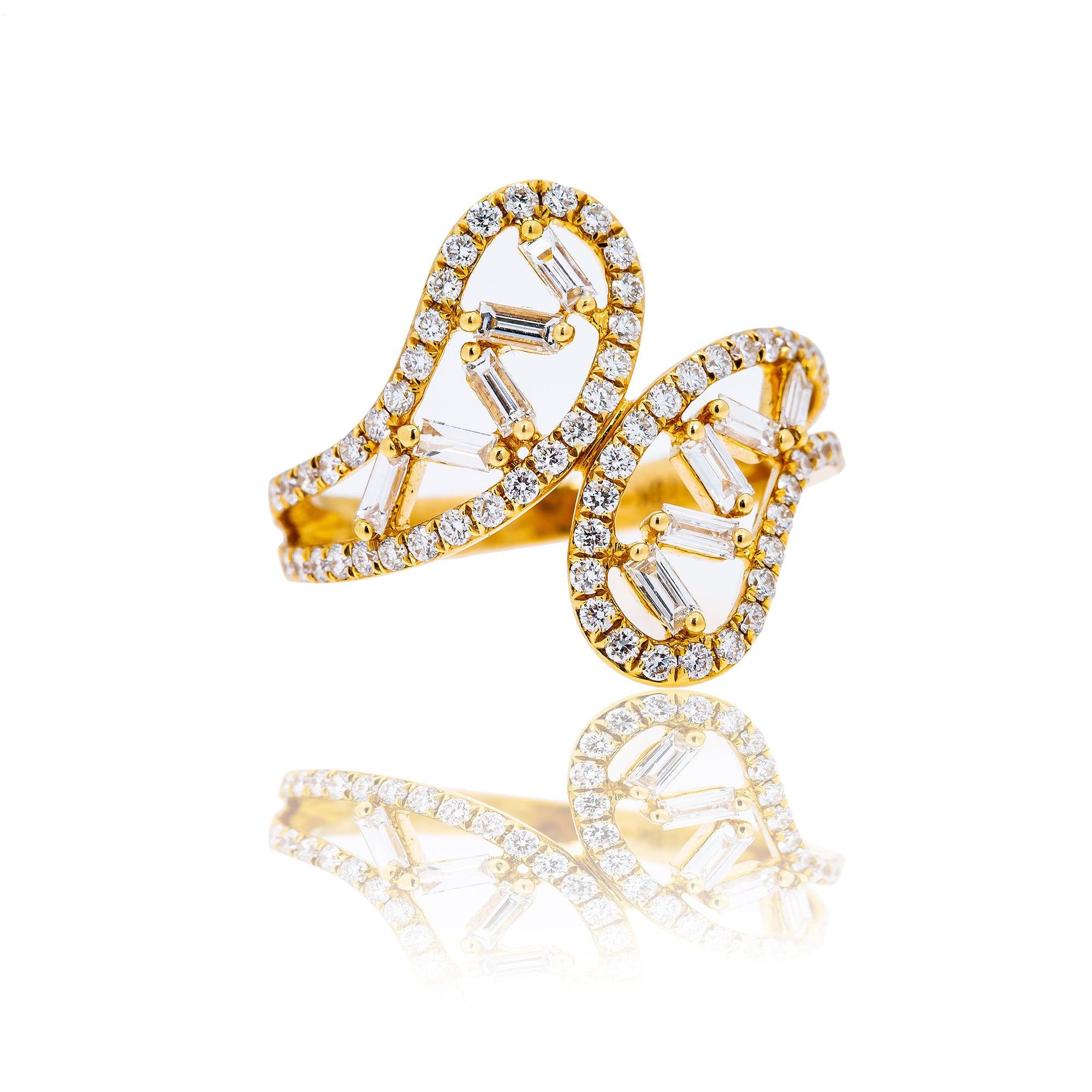 18K Yellow Gold Ladies Ring with 0.96 CT Round And Baguette Diamonds