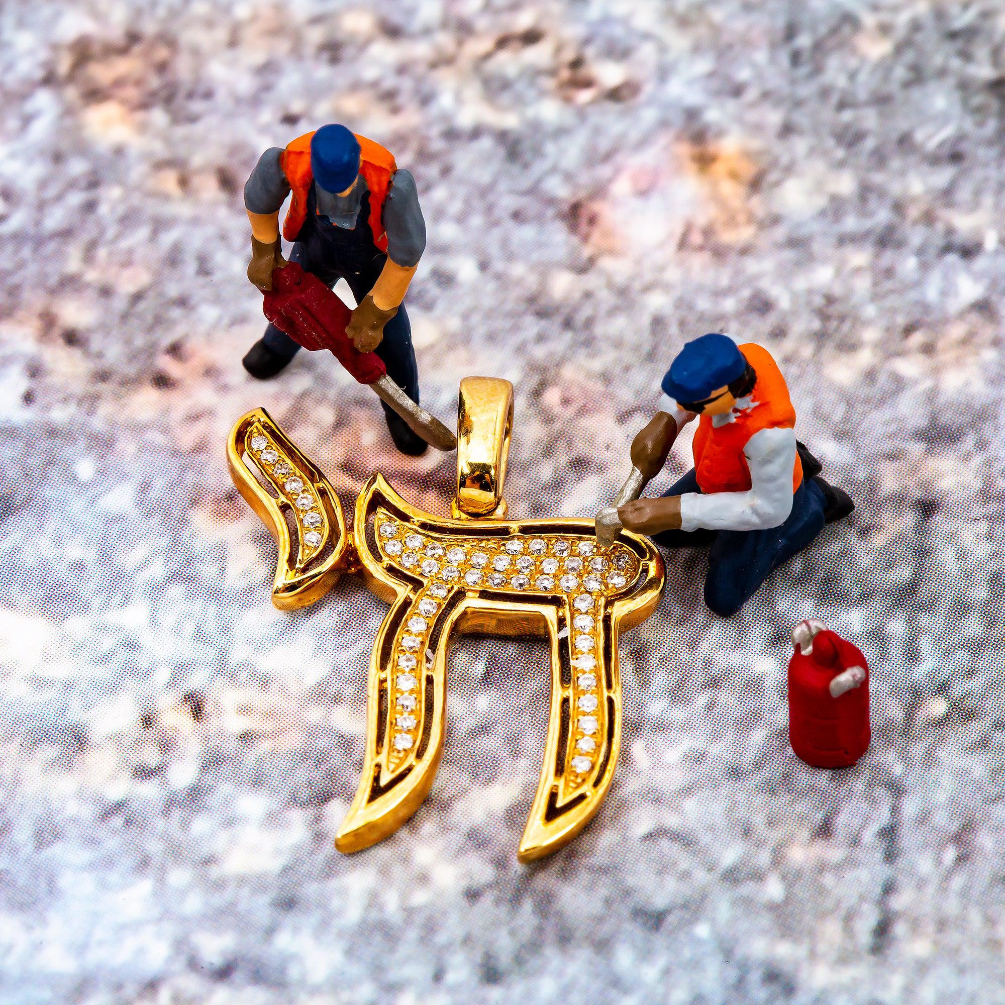 18K Yellow Gold UNISEX Chai Pendant 0.15 CT Diamonds