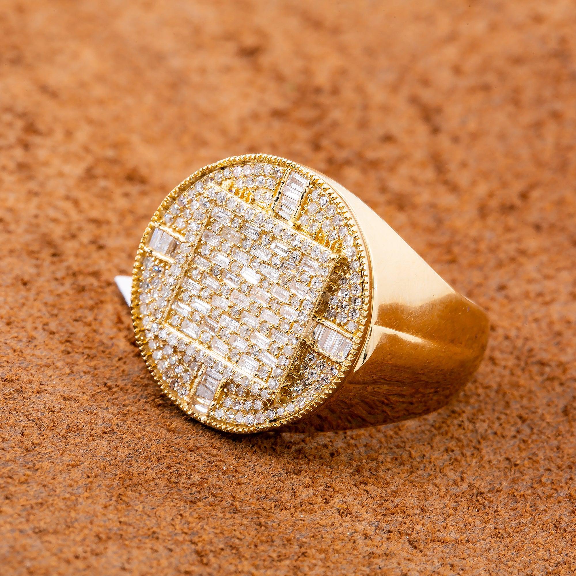 14K YELLOW GOLD MEN'S RING WITH 0.84 CT BAGUETTE AND ROUND DIAMONDS