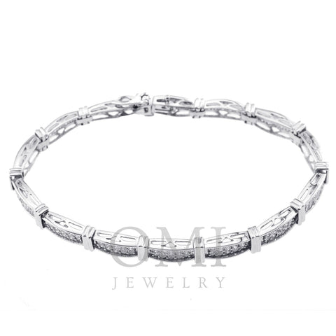 Aura princess-cut diamond bracelet | De Beers AT